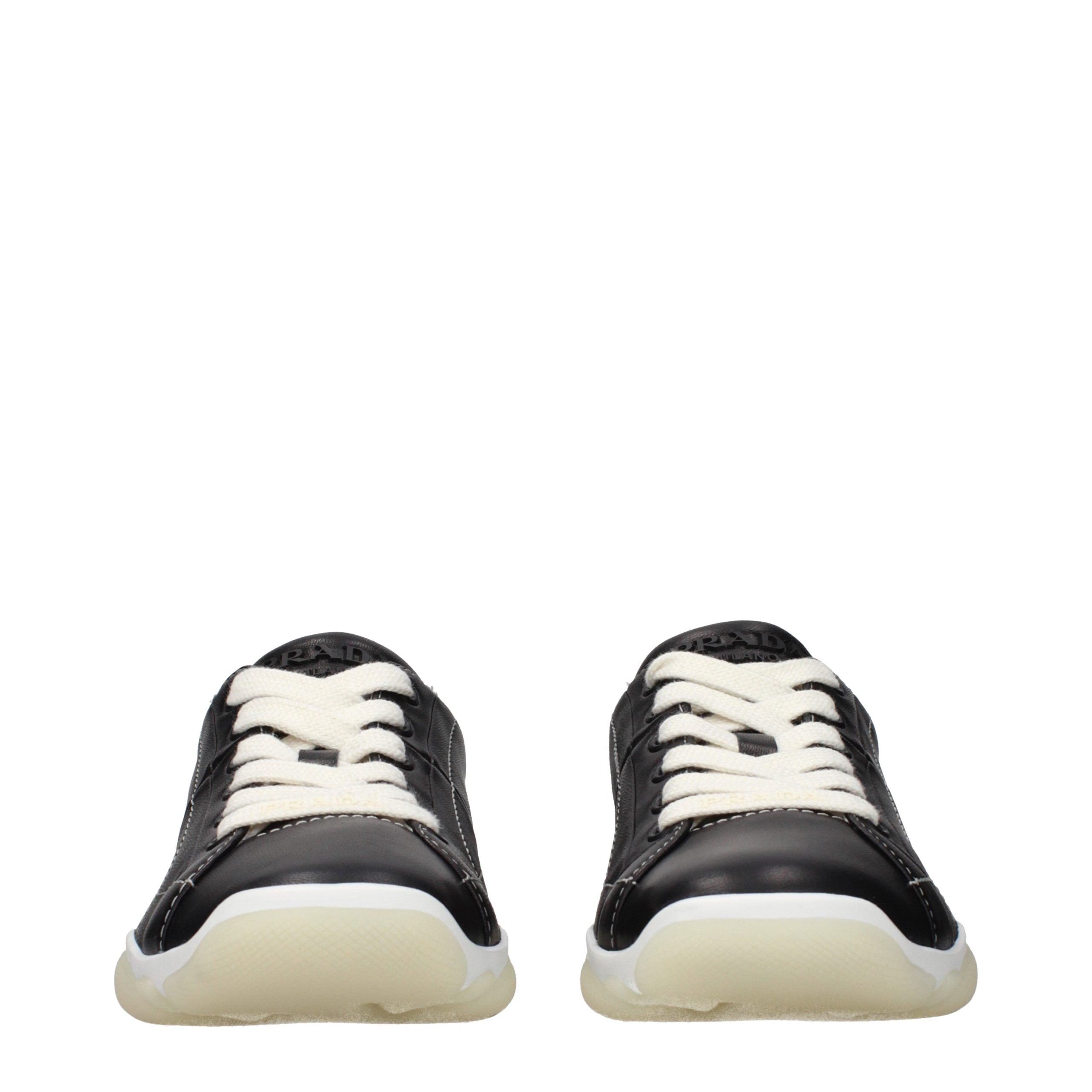 Prada — Sneakers noires en cuir avec logos signature