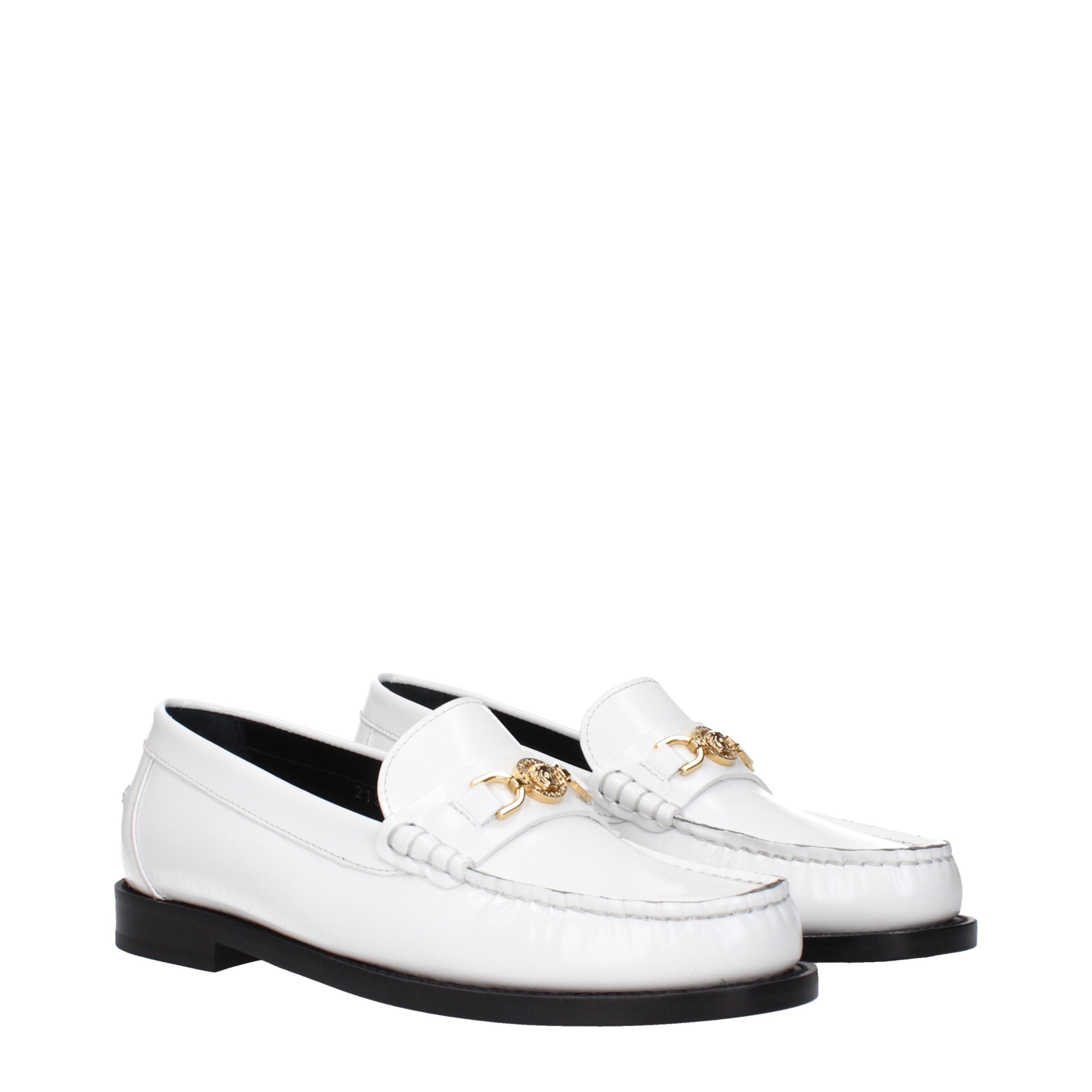 Versace — Mocassins slip-on blancs en cuir avec détail signature