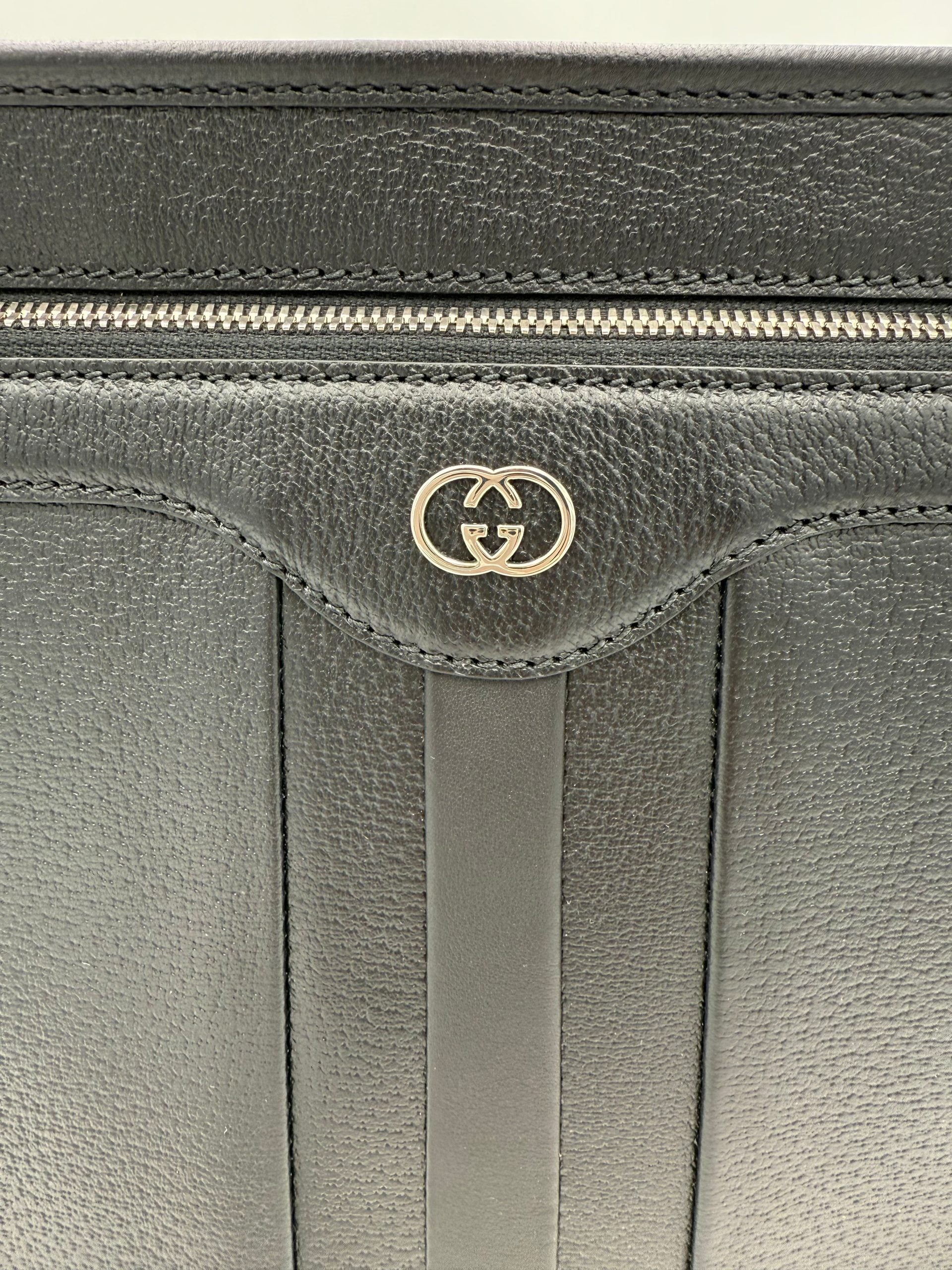 Gucci – Sac porté épaule GG en cuir martelé (Mini Shopping)
