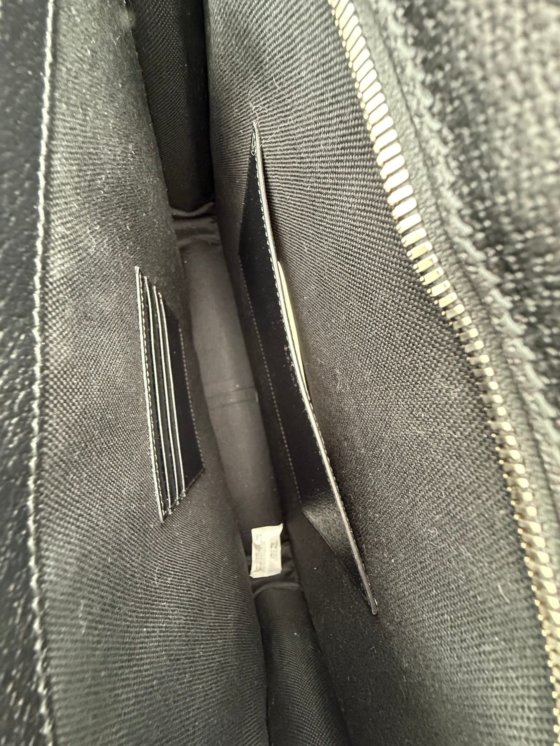 Gucci – Sac porté épaule GG en cuir martelé (Mini Shopping)