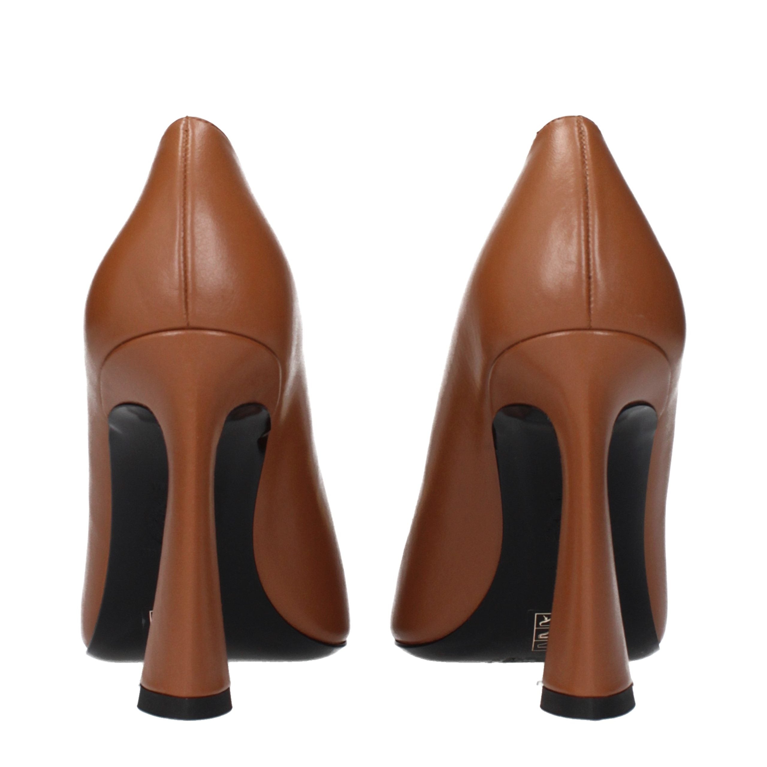 Versace – Escarpins en cuir brun avec détail signature