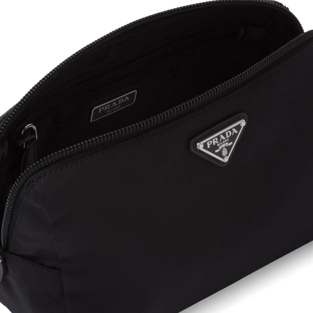 Prada – Pochette en nylon avec logo frontal
