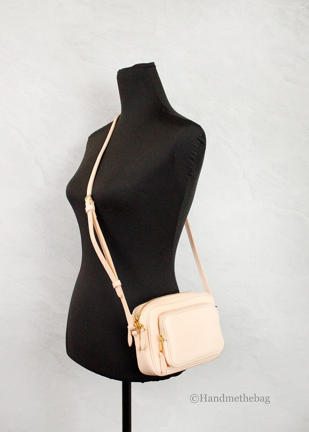 Burberry – Sac camera crossbody en cuir grainé rose pêche