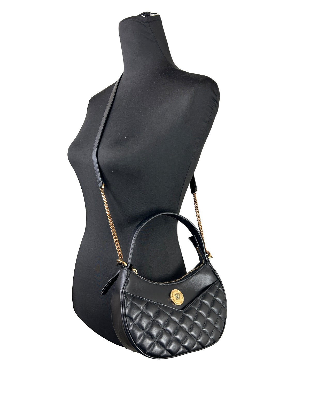 Versace – Sac crossbody Half Moon matelassé en cuir noir