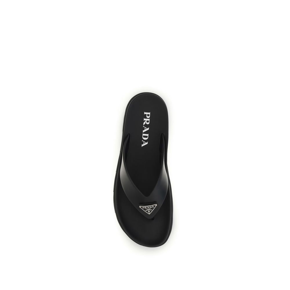 Prada – Sandales flip-flop en cuir avec triangle iconique