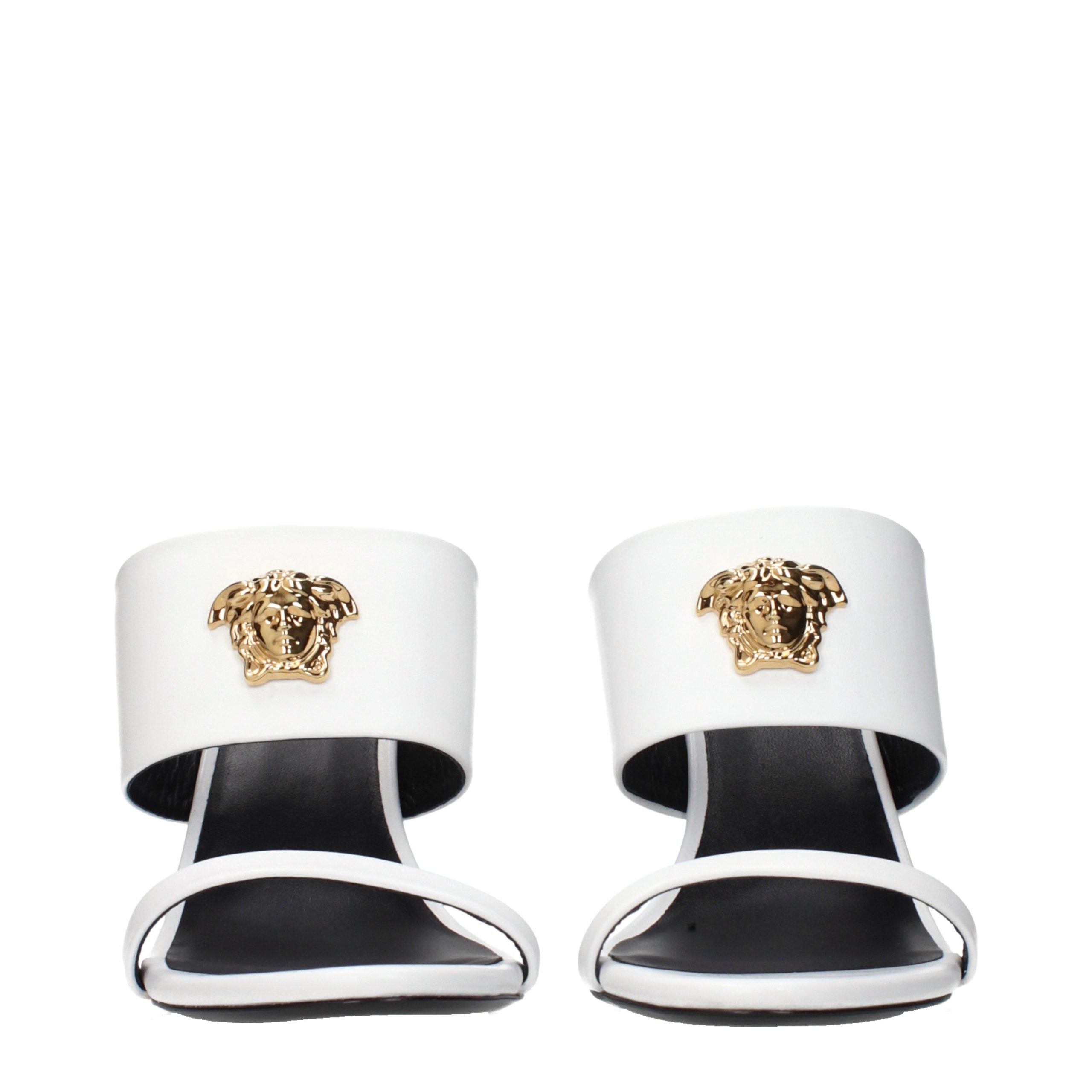 Versace – Sandales en cuir blanc avec détail frontal