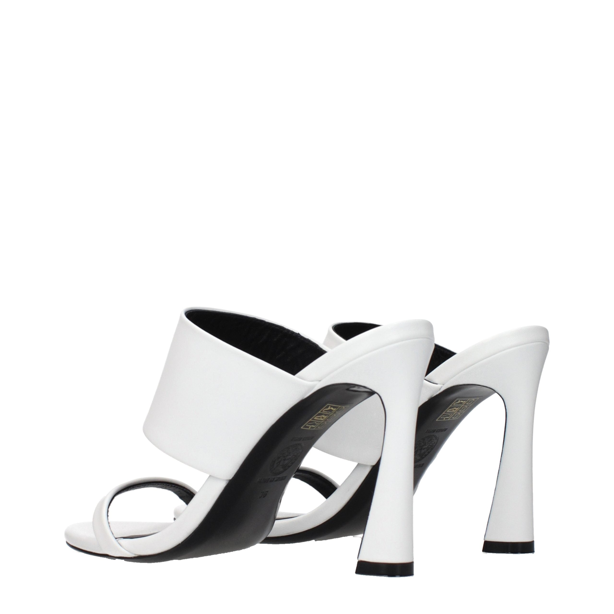 Versace – Sandales en cuir blanc avec détail frontal
