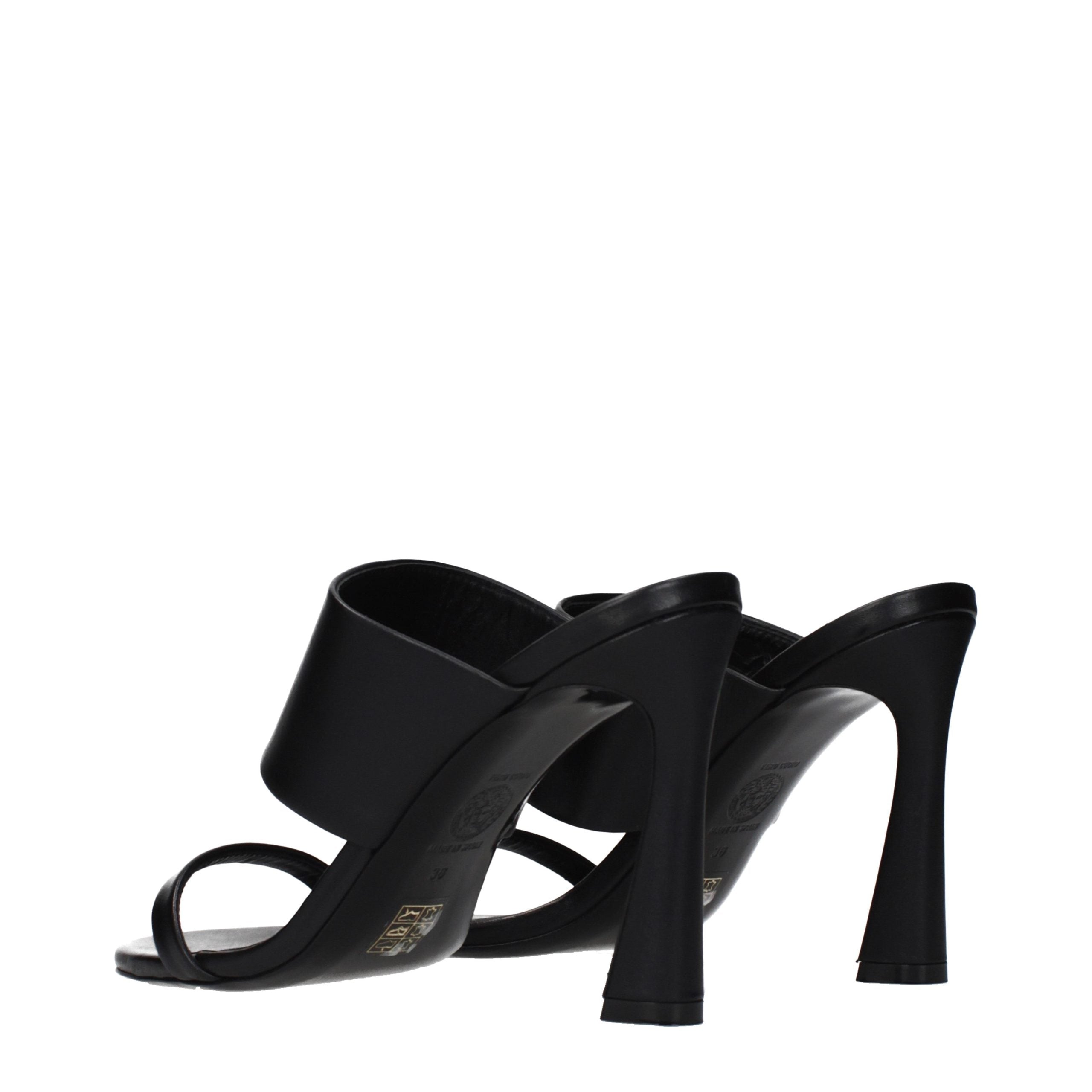 Versace – Sandales en cuir noir avec détail frontal
