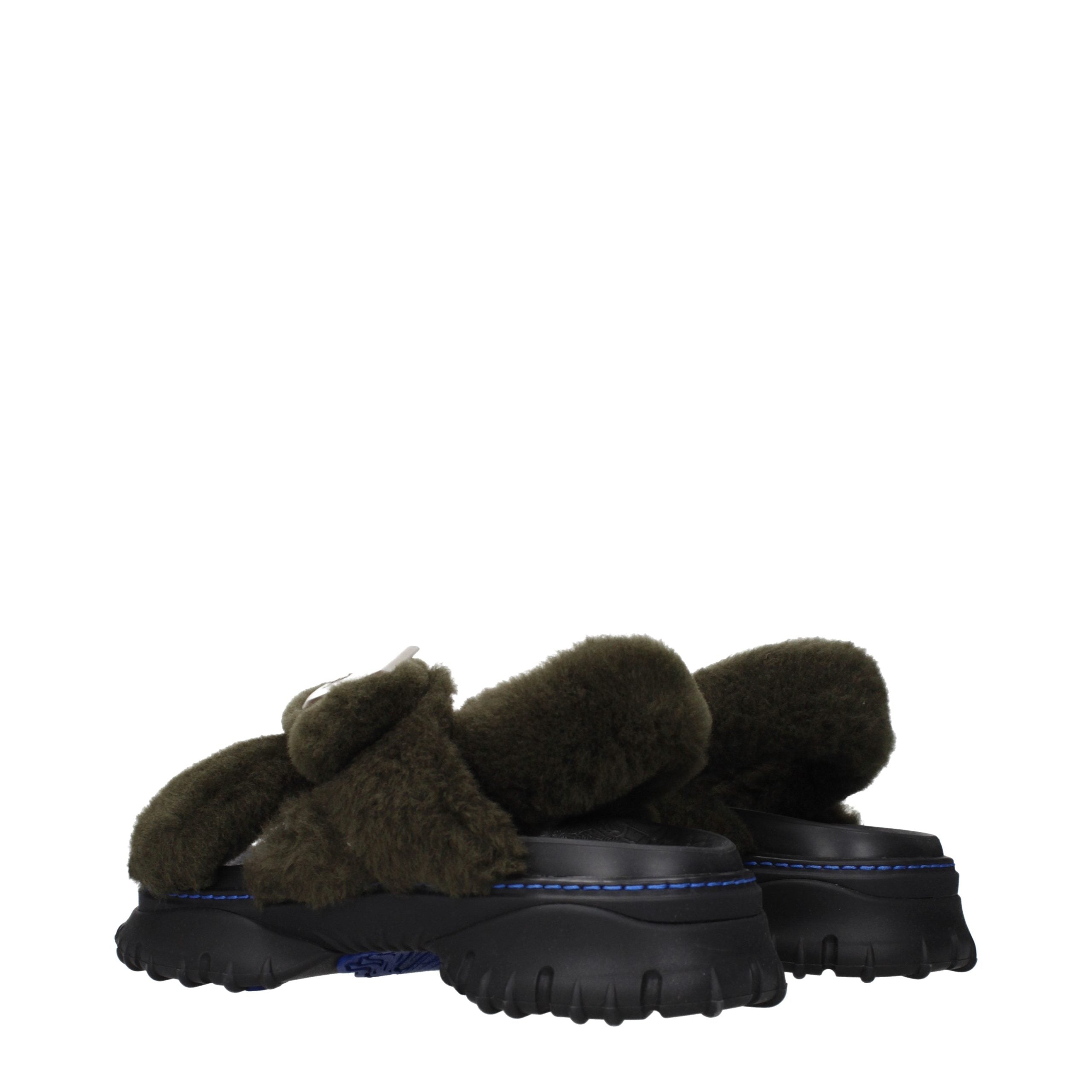 Burberry – Chaussons / clogs en fourrure verte avec logo latéral