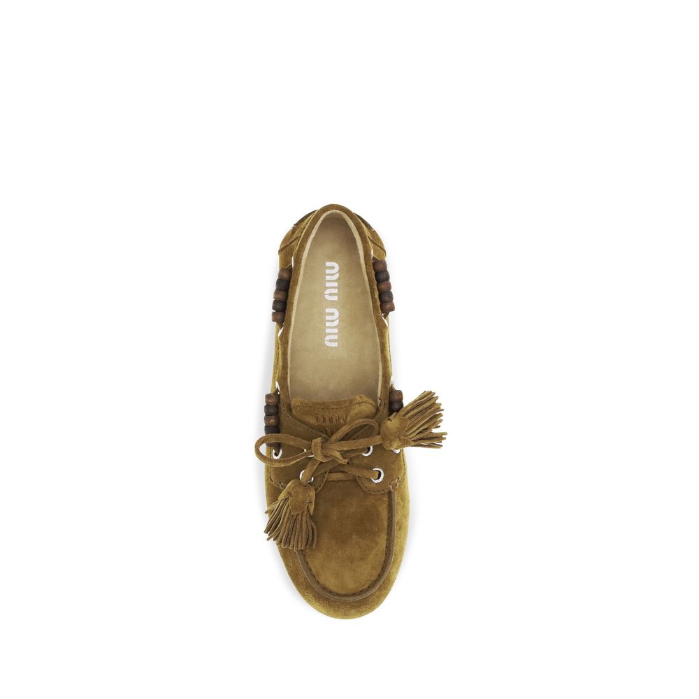 Miu Miu – Loafers bateau en suède avec détails artisanaux