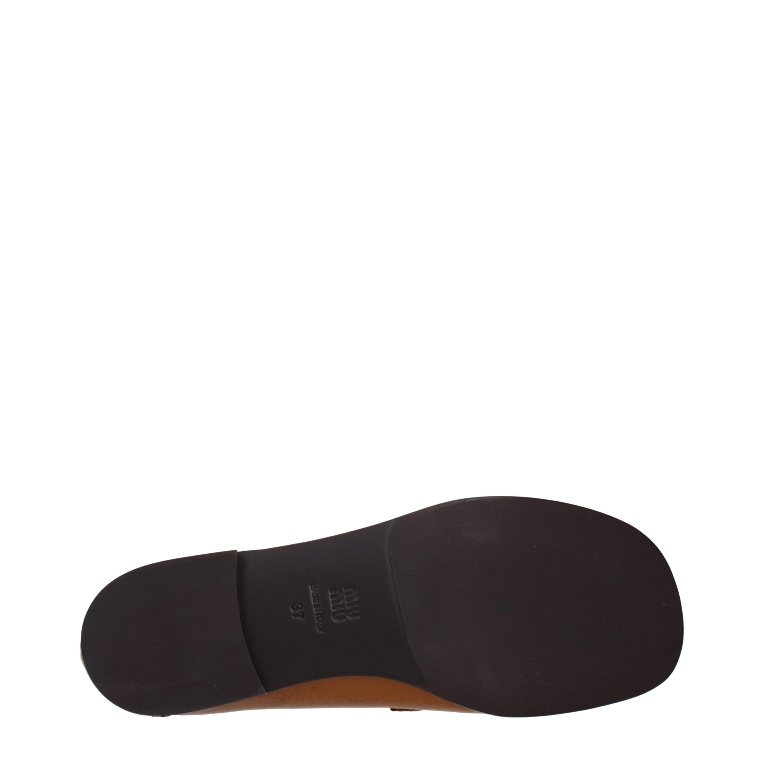 Miu Miu – Loafers en cuir marron avec logo frontal