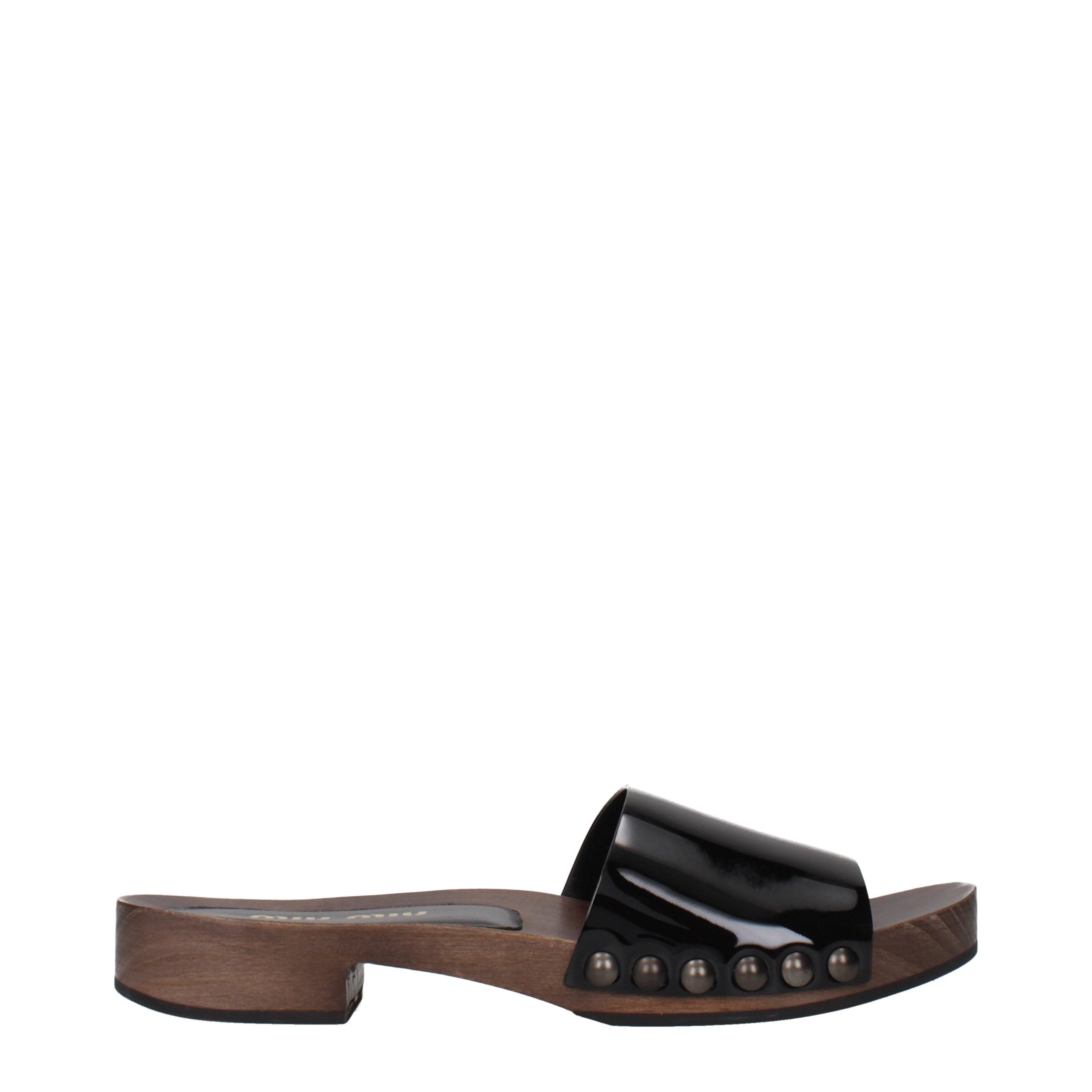 Miu Miu – Slippers en cuir verni noir avec logo frontal