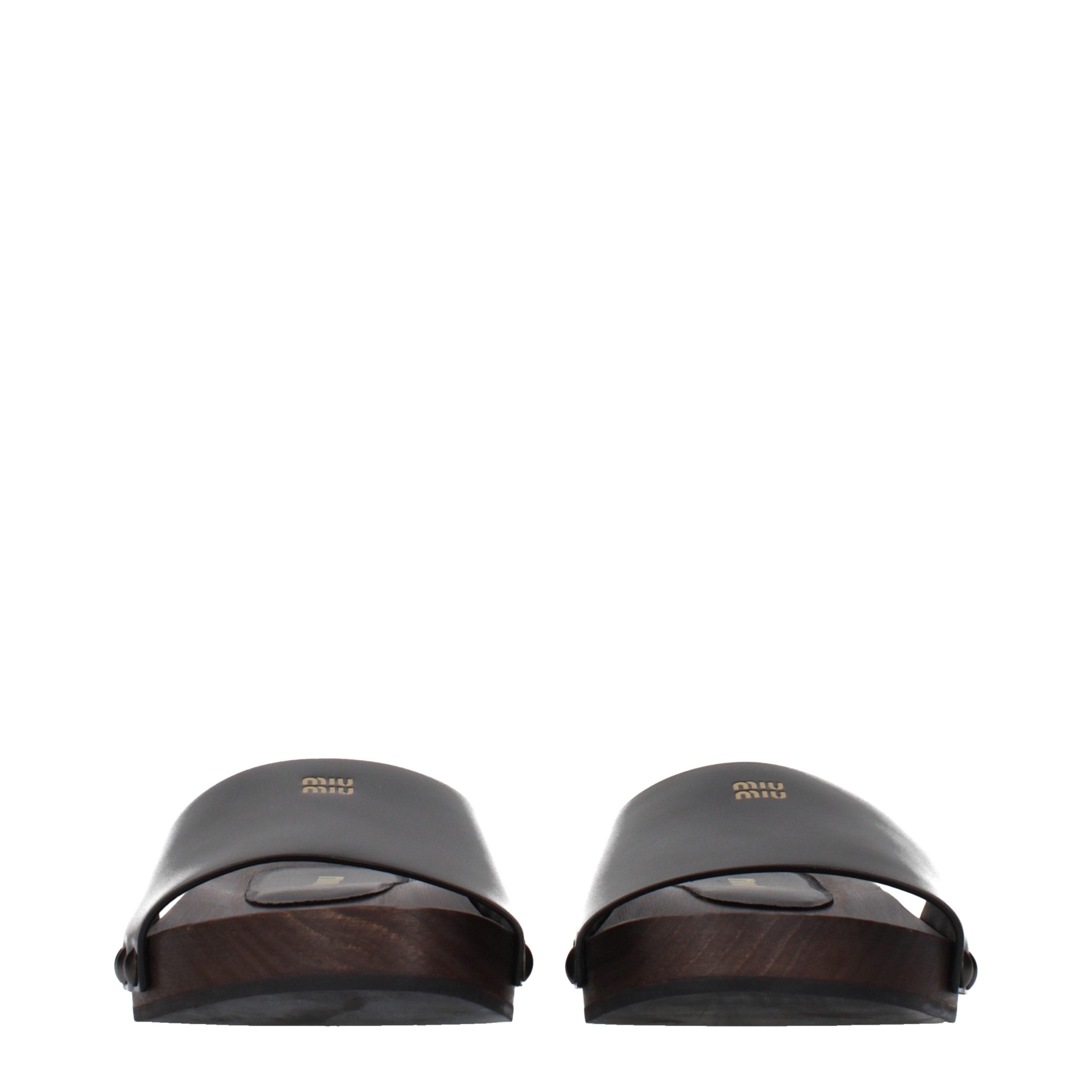 Miu Miu – Slippers en cuir verni noir avec logo frontal