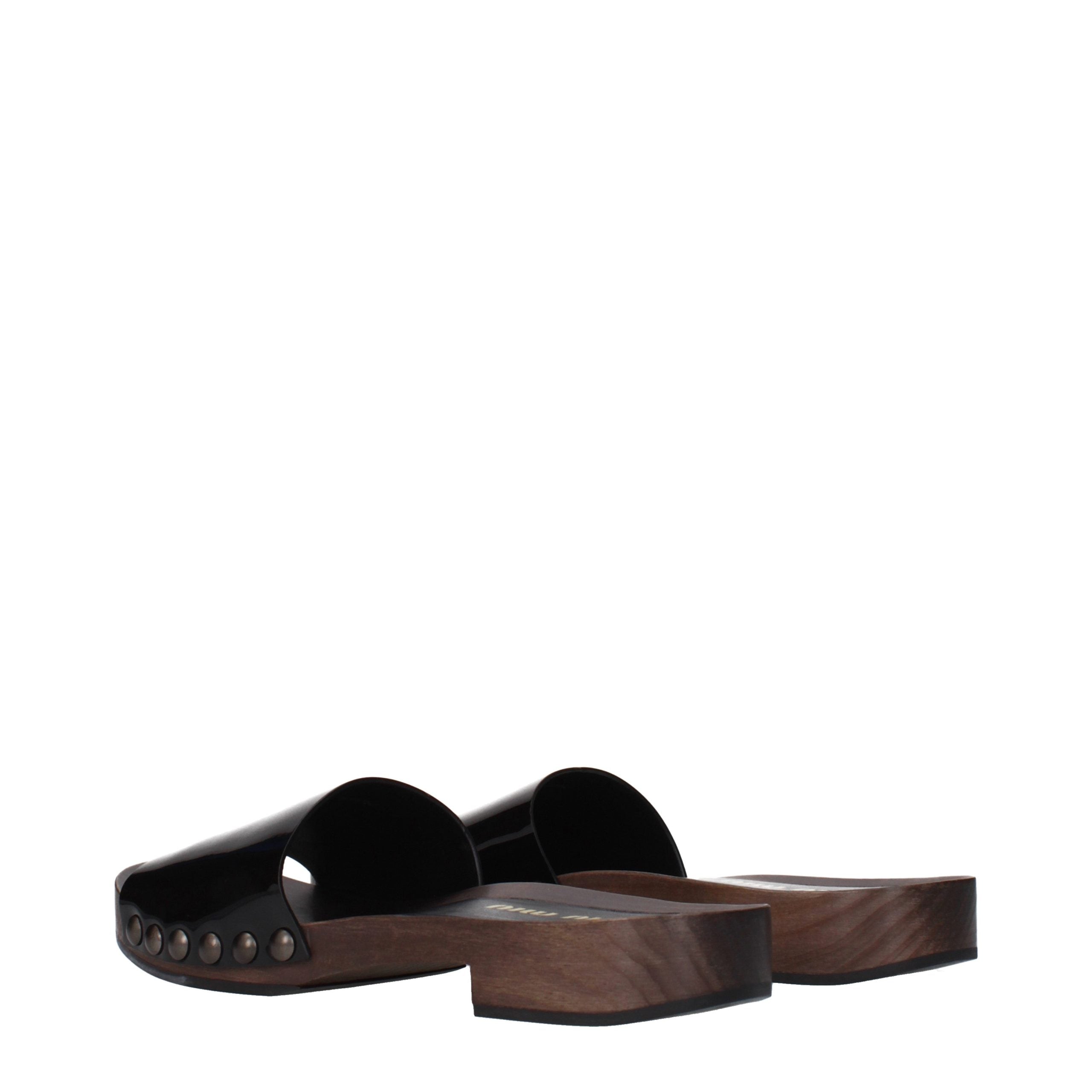 Miu Miu – Slippers en cuir verni noir avec logo frontal