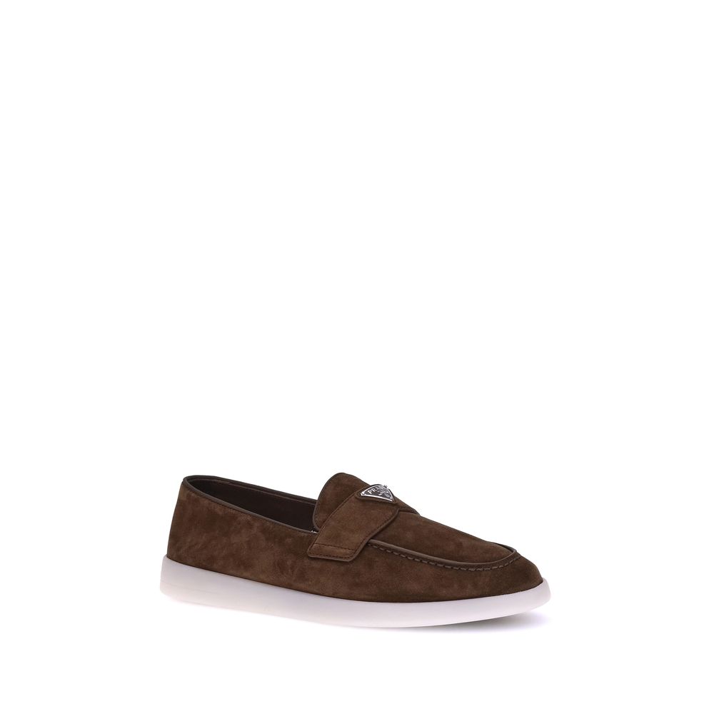 Prada – Loafers en suède avec plaque triangulaire
