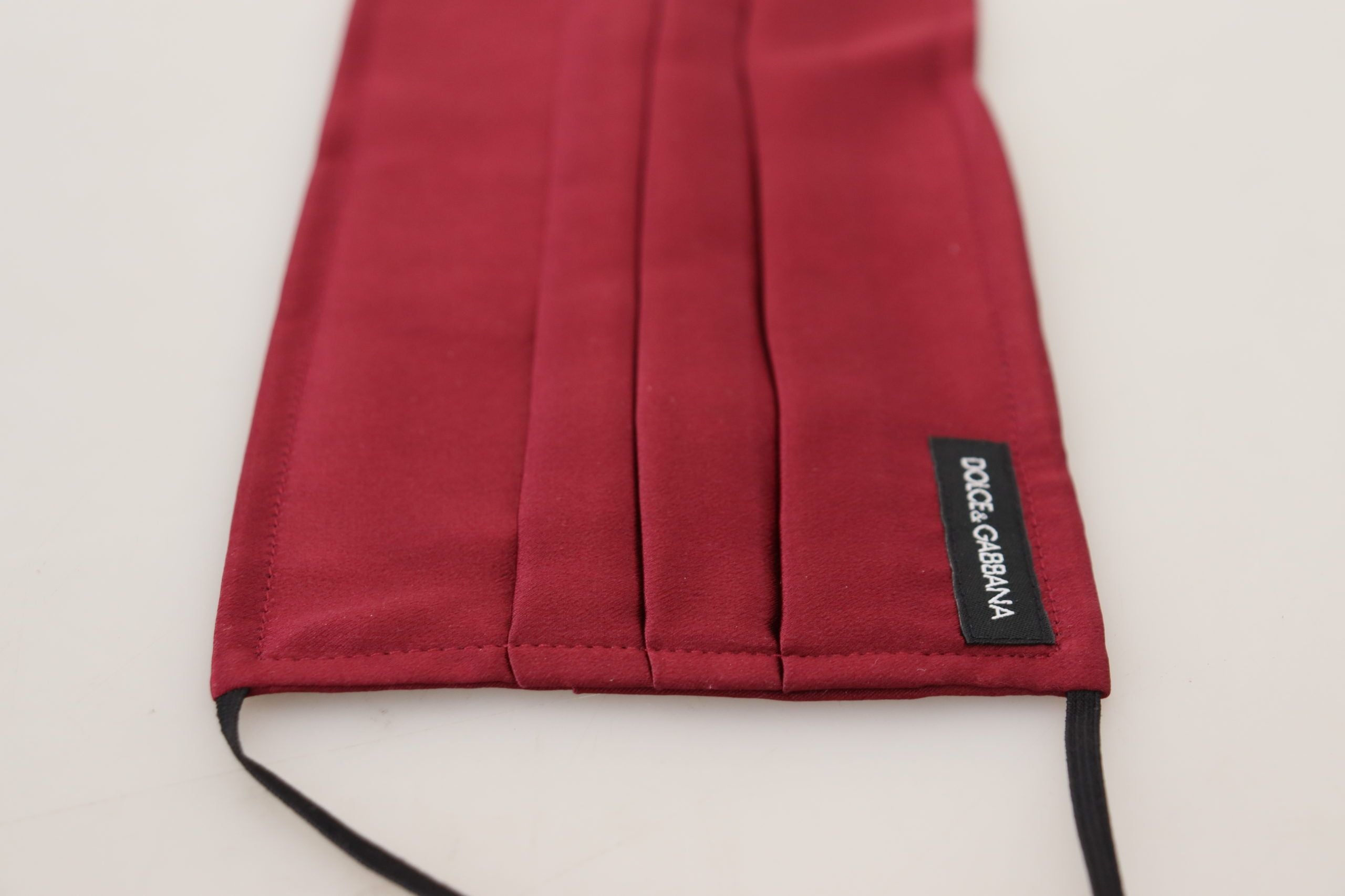 Gesichtsmaske aus bordeauxroter Seide mit Falten und elastischen Ohrschlaufen, Einheitsgröße