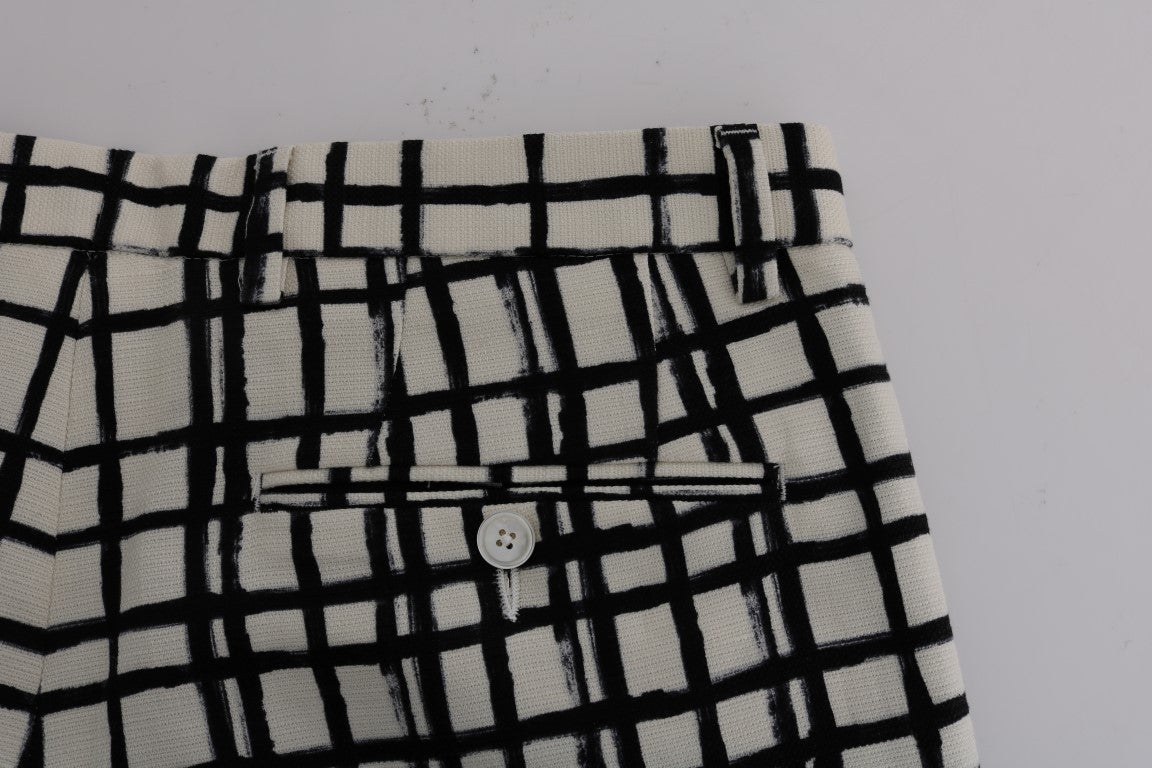 Weiß-schwarz gestreifte Freizeitshorts