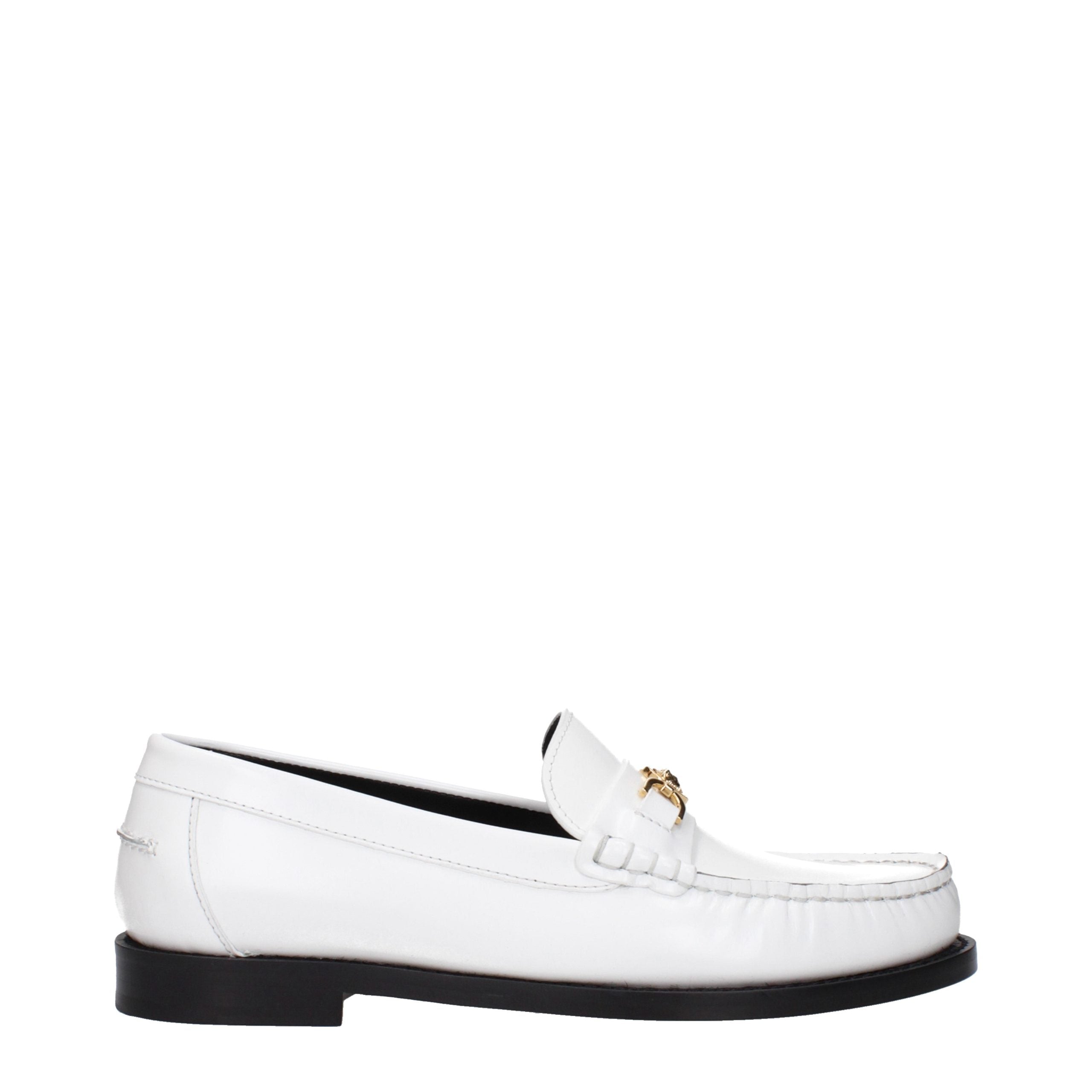 Versace — Mocassins slip-on blancs en cuir avec détail signature
