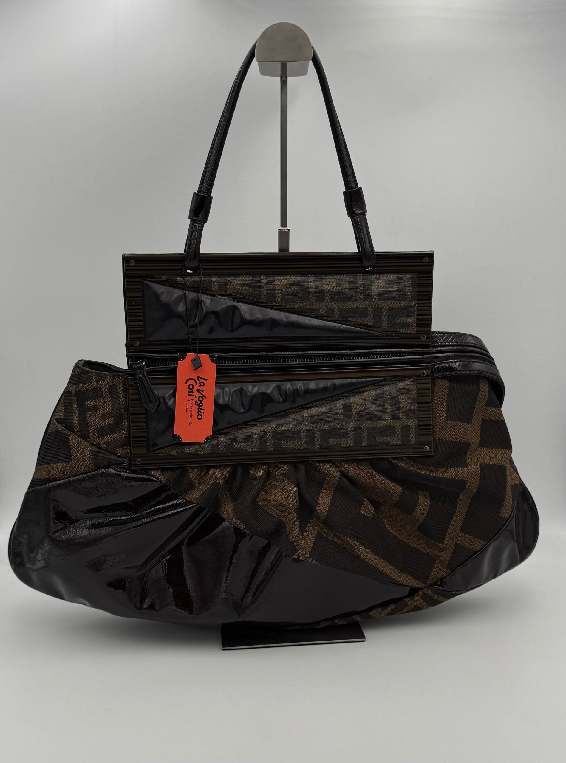 Gucci – Sac porté épaule GG en cuir martelé (Mini Shopping)