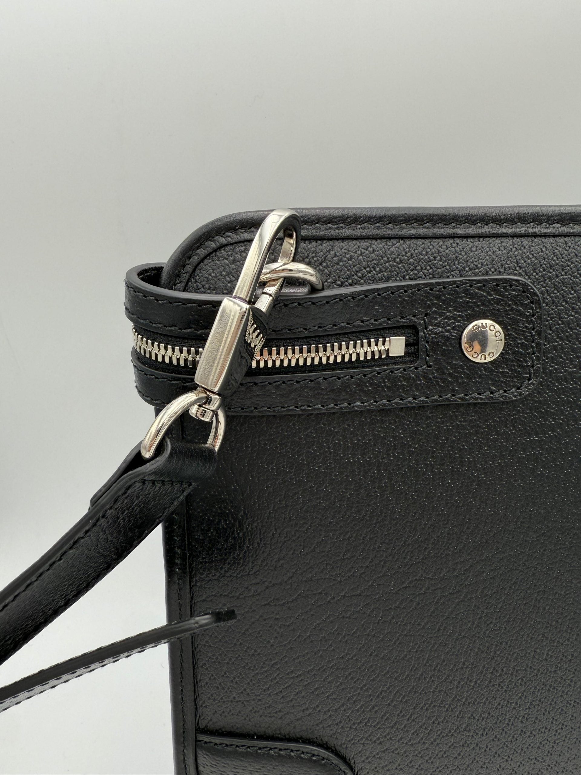 Gucci – Sac porté épaule GG en cuir martelé (Mini Shopping)