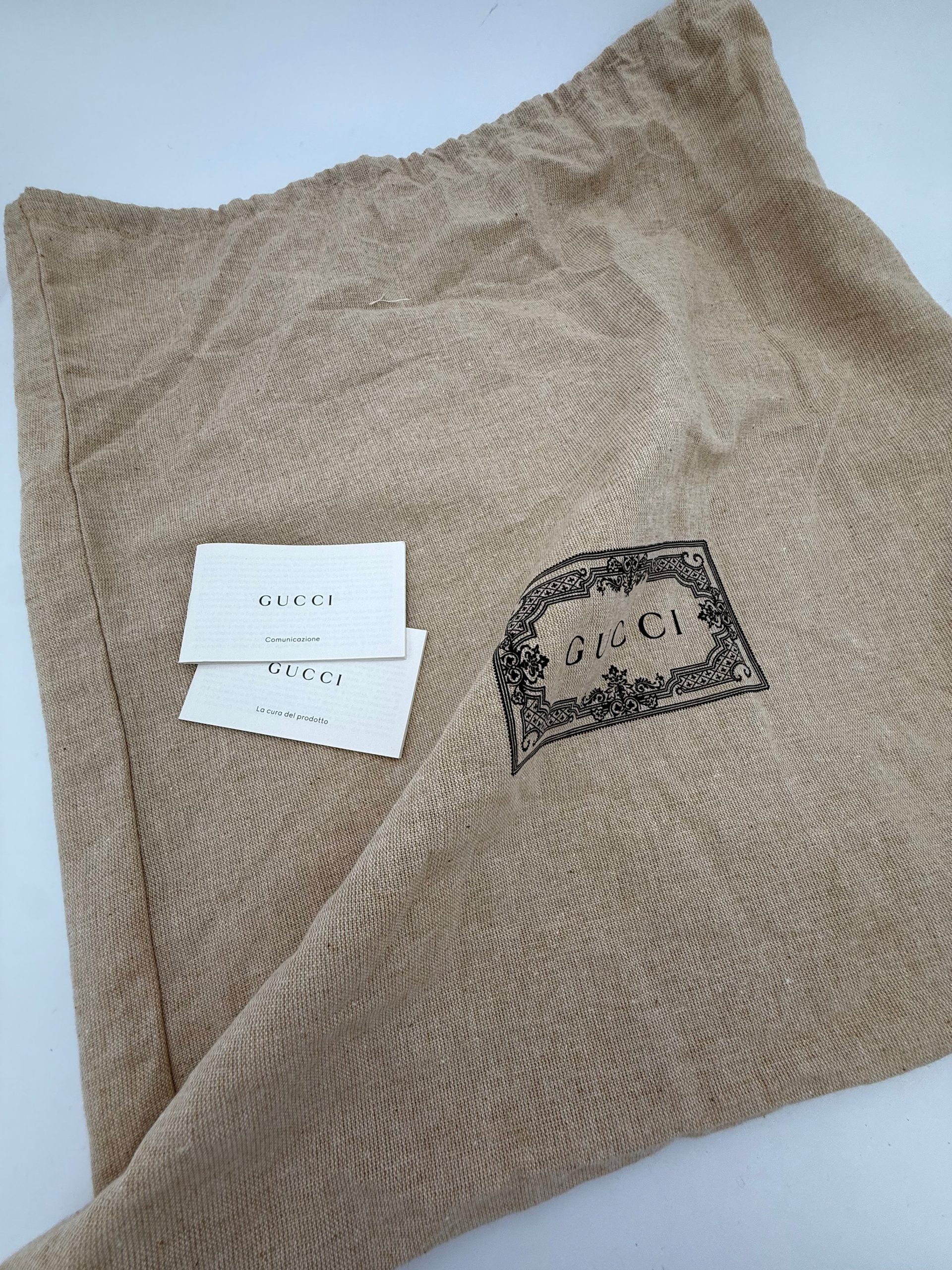 Gucci – Sac porté épaule GG en cuir martelé (Mini Shopping)