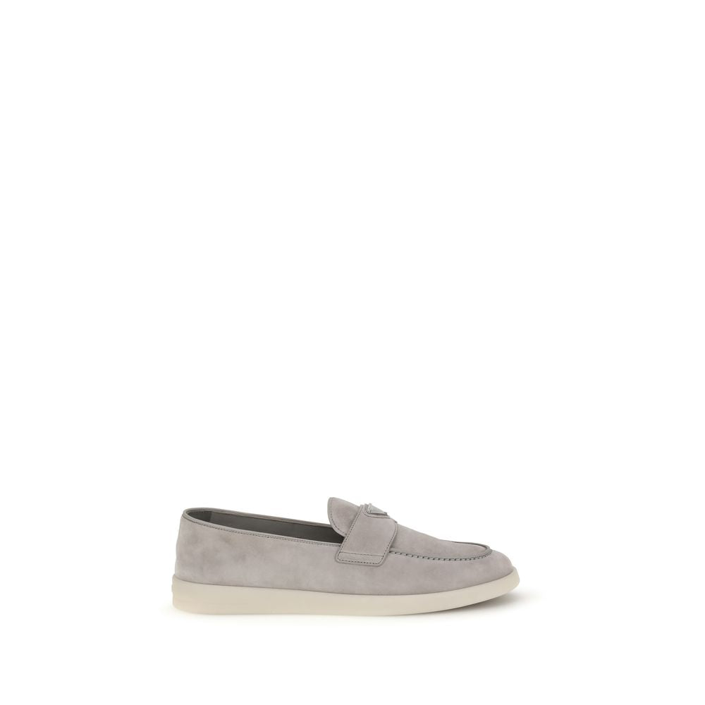 Prada – Mocassins en cuir suédé avec plaque triangle