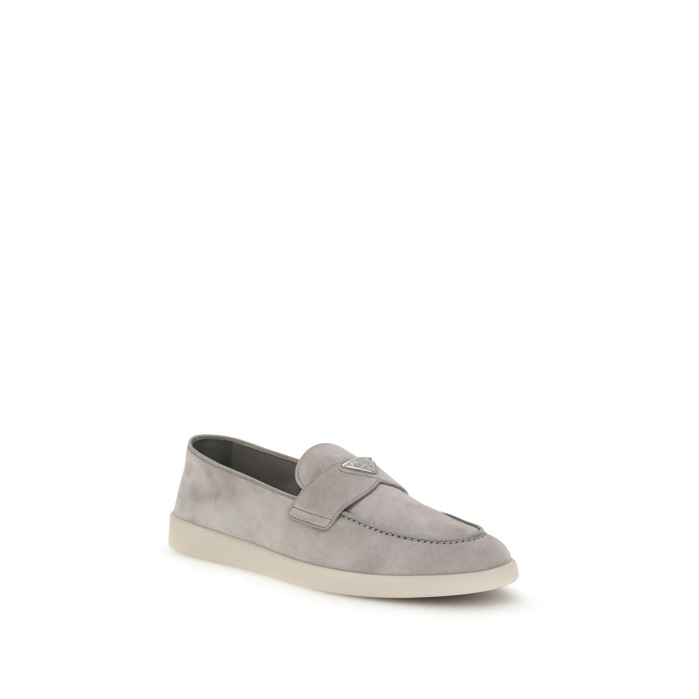 Prada – Mocassins en cuir suédé avec plaque triangle