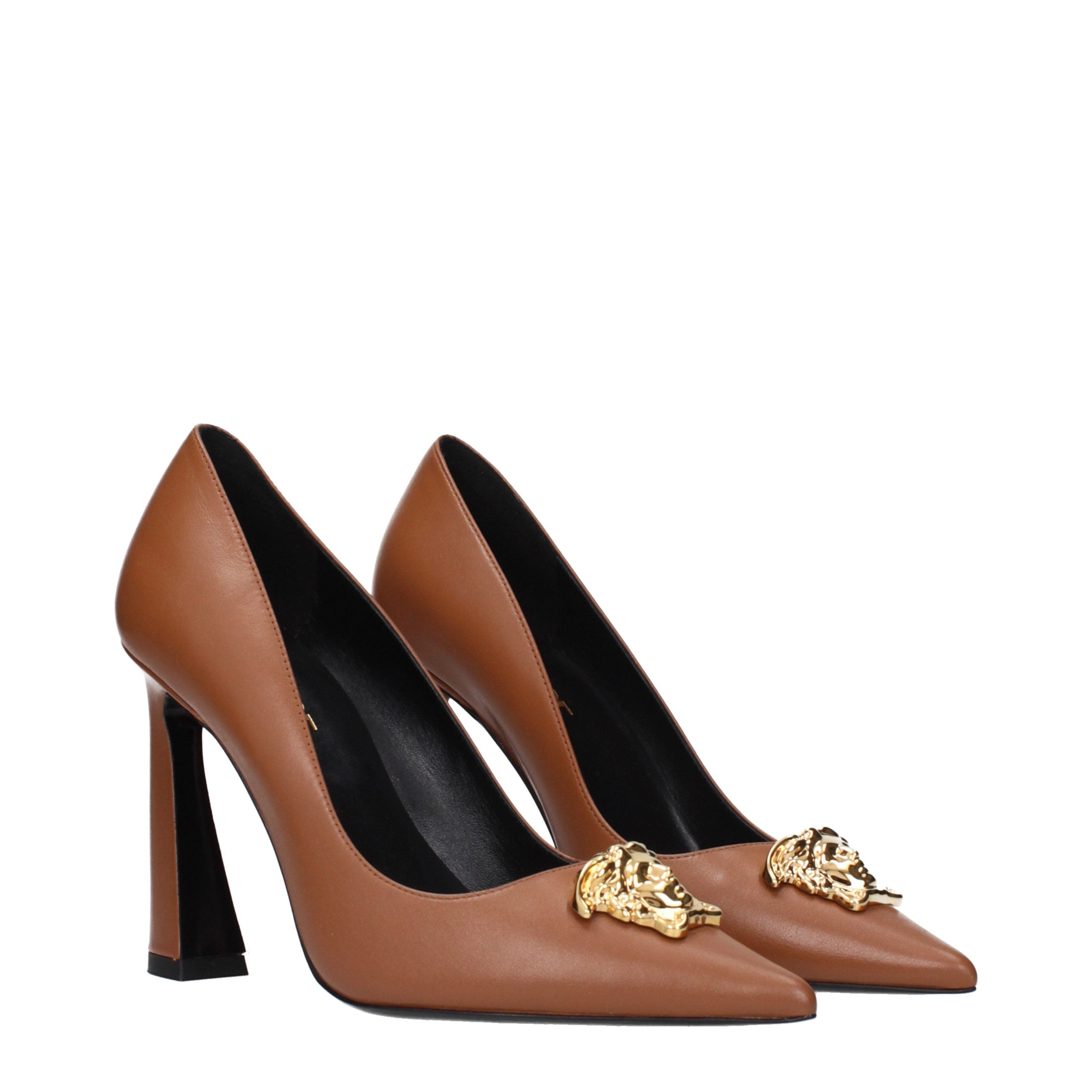Versace – Escarpins en cuir brun avec détail signature