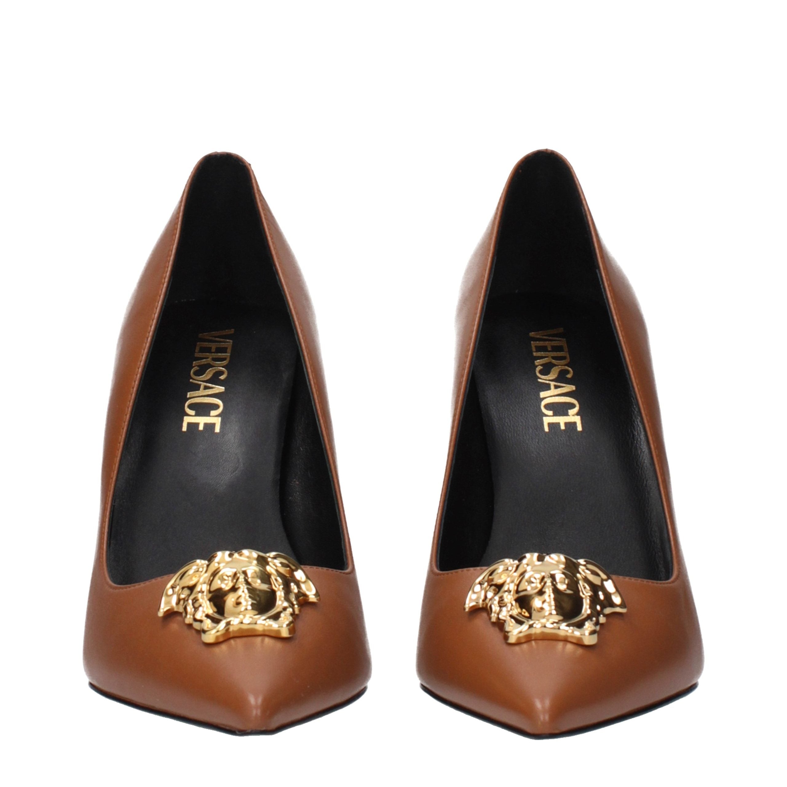 Versace – Escarpins en cuir brun avec détail signature