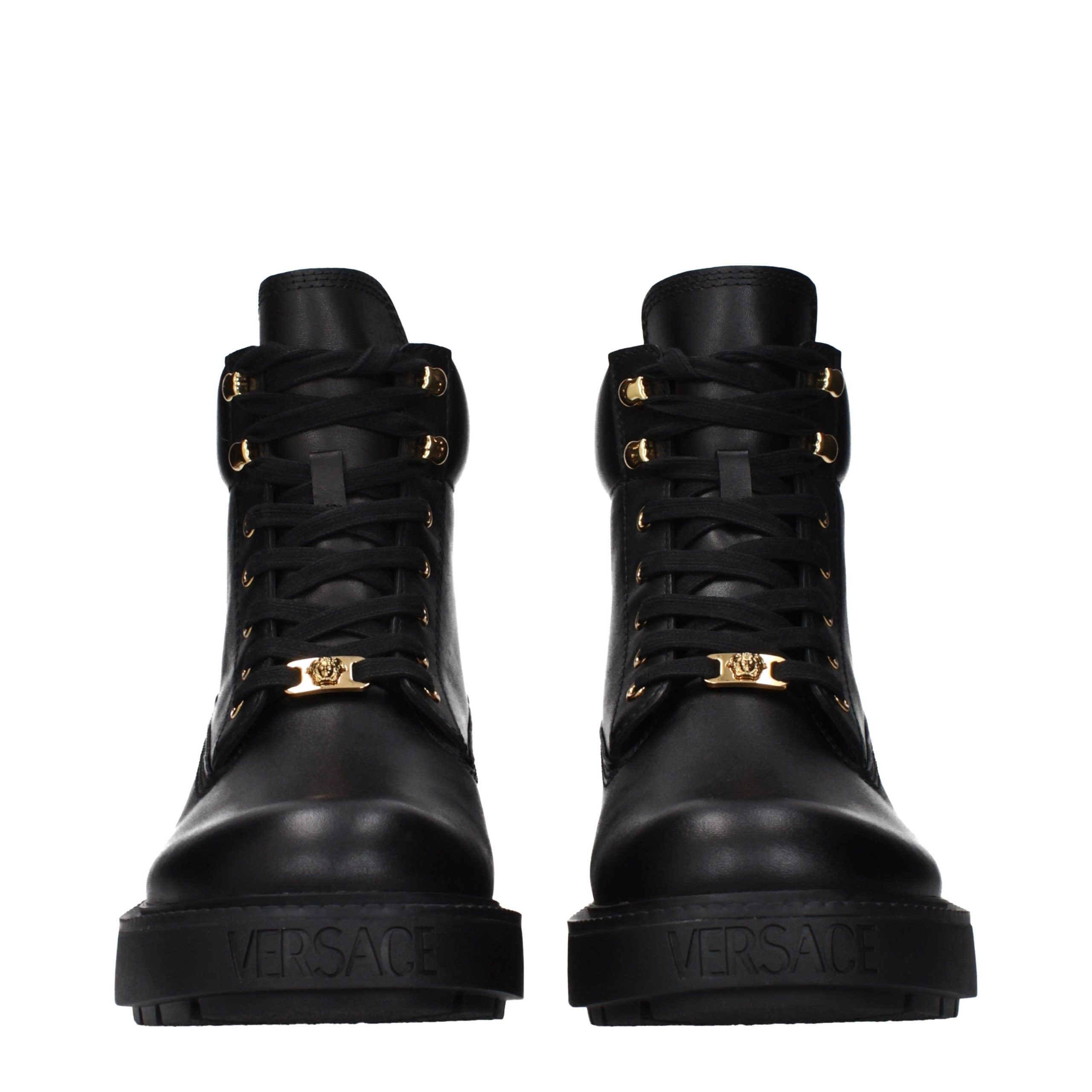 Versace – Bottines en cuir noir avec détails signature
