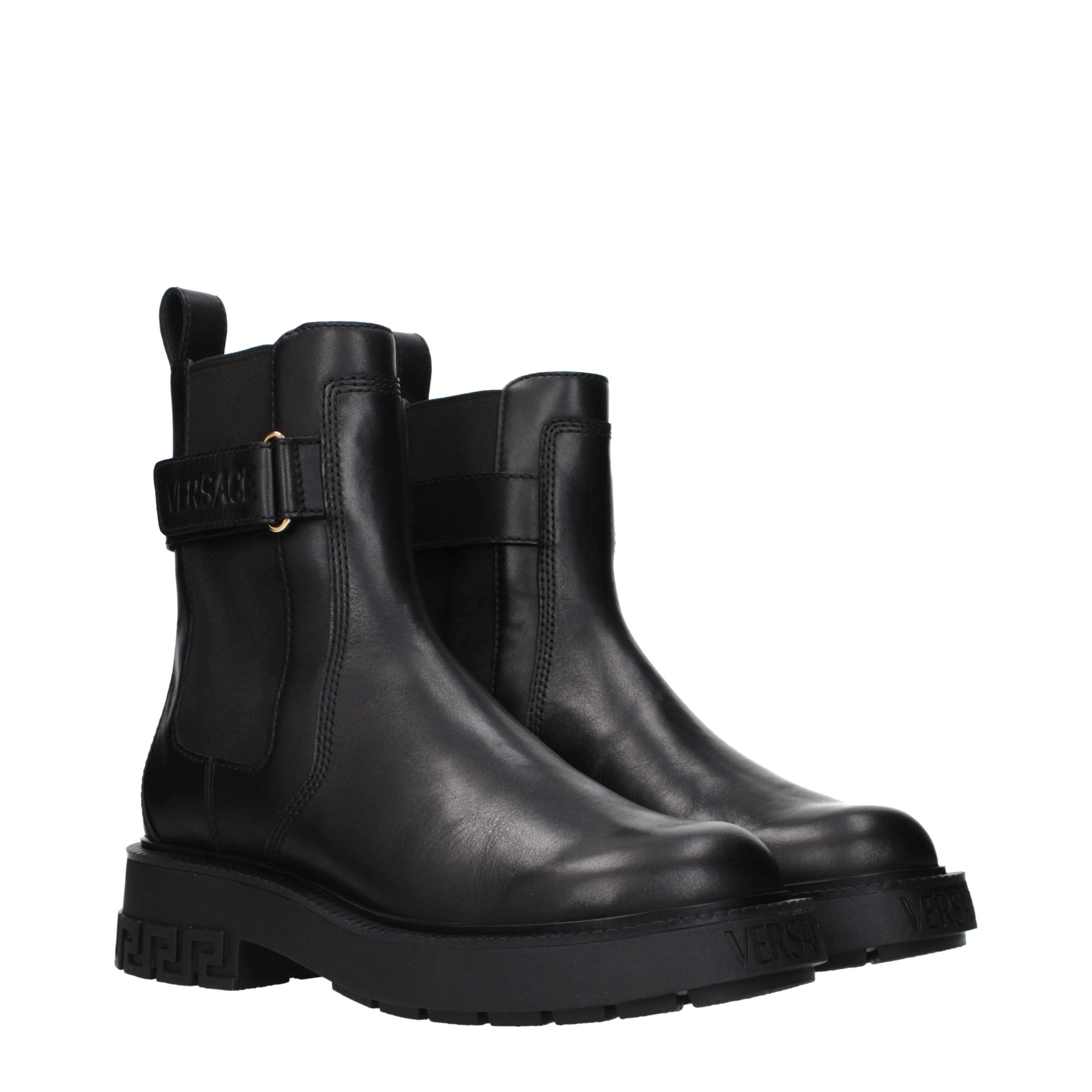 Versace – Bottines en cuir noir avec détails logo