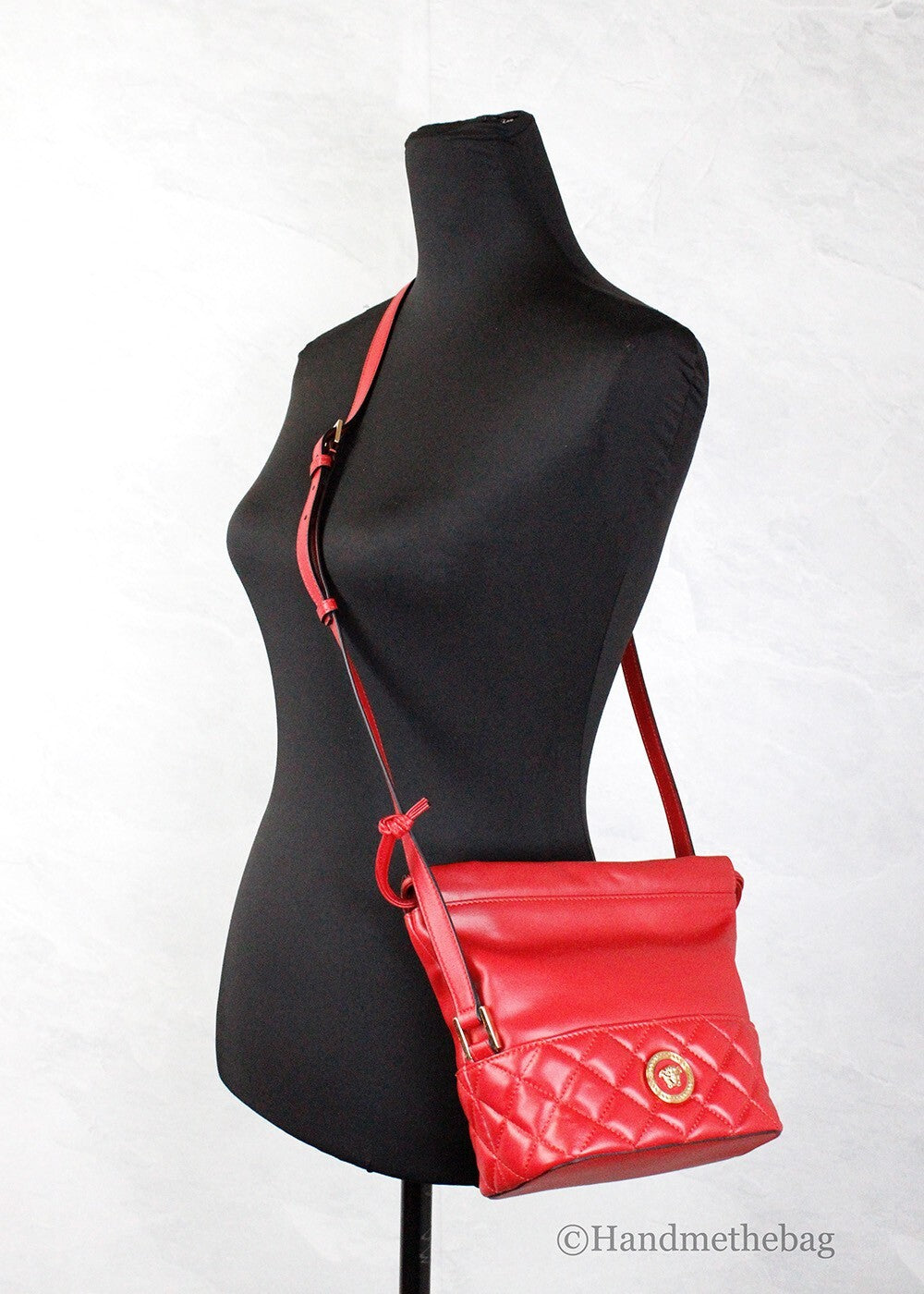 Versace – Sac seau matelassé en cuir rouge avec Medusa