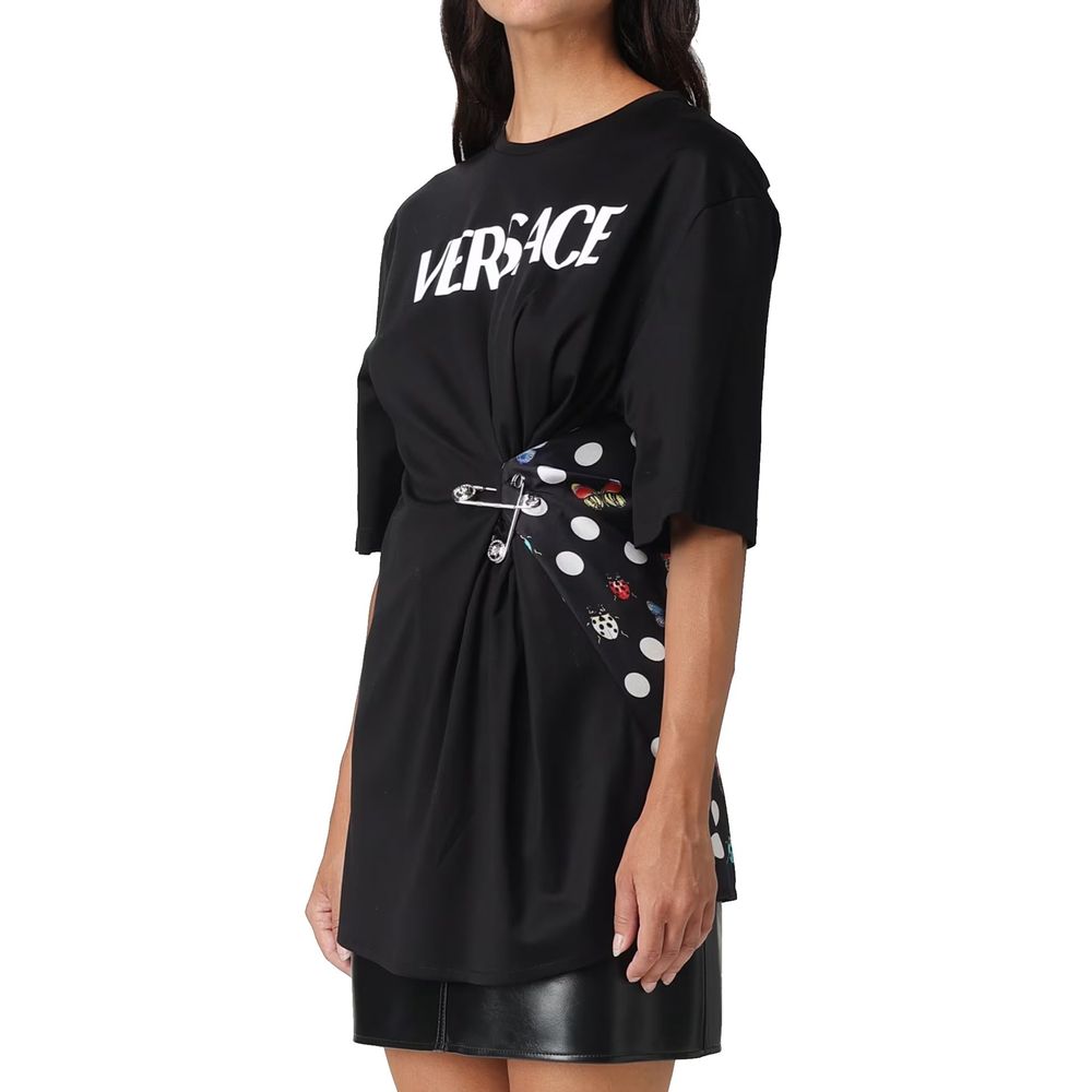 Versace — T-shirt en coton noir avec imprimé coccinelle et détail safety pin