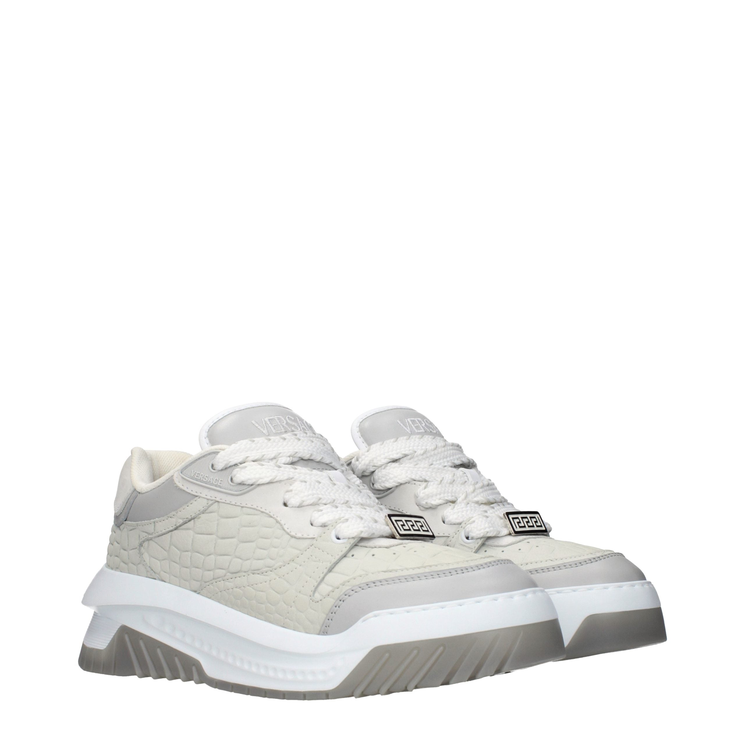 Versace – Sneakers en cuir gris effet vintage
