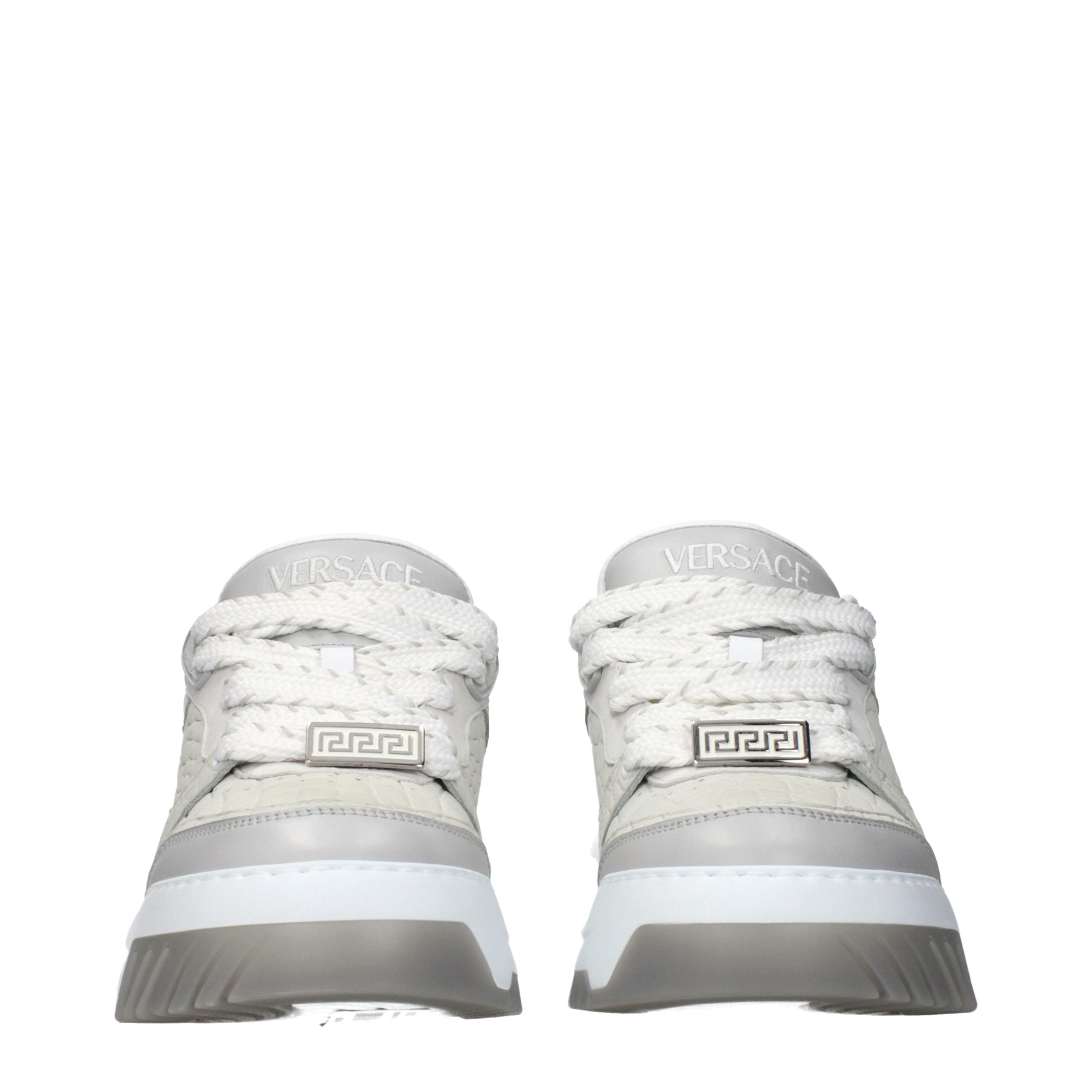 Versace – Sneakers en cuir gris effet vintage
