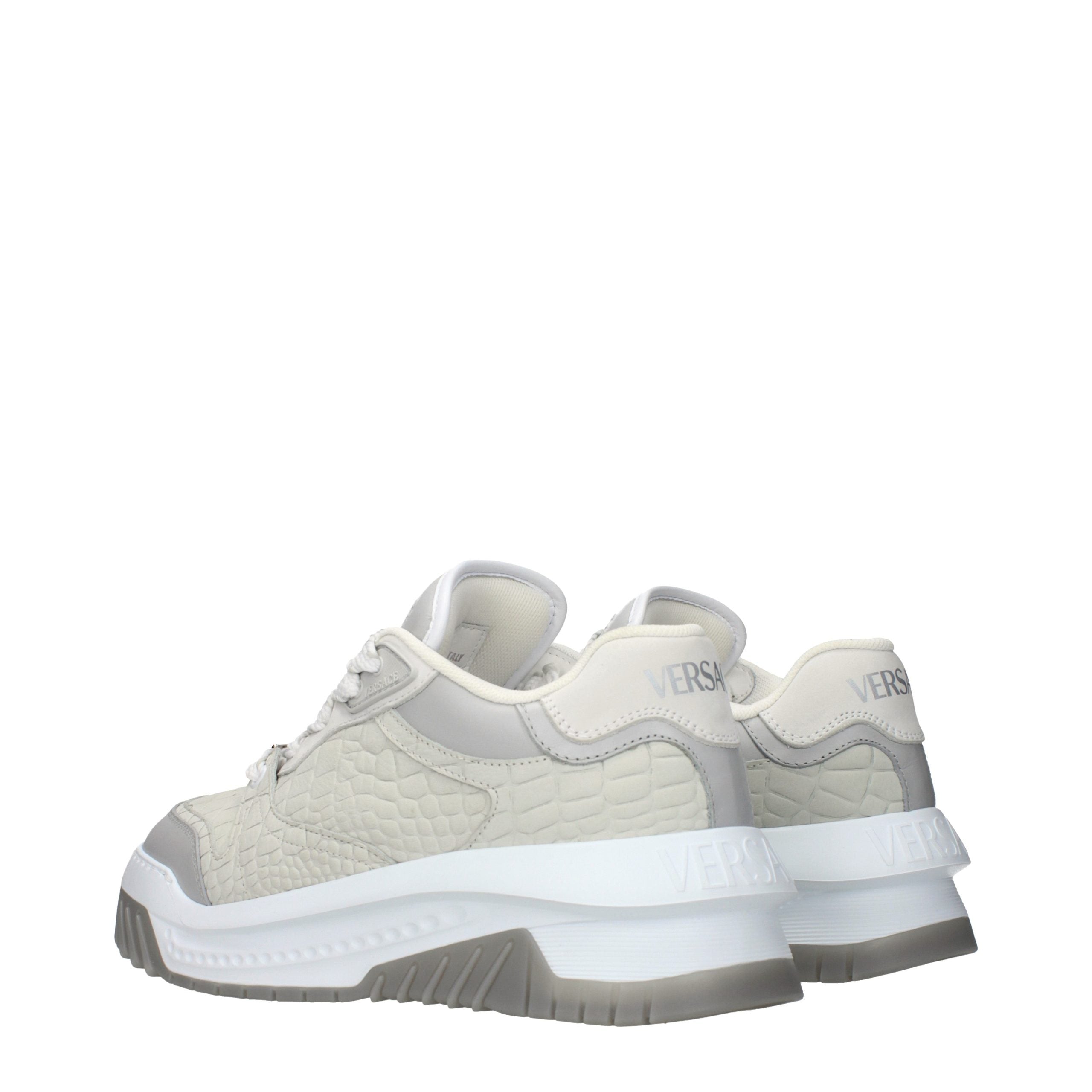 Versace – Sneakers en cuir gris effet vintage