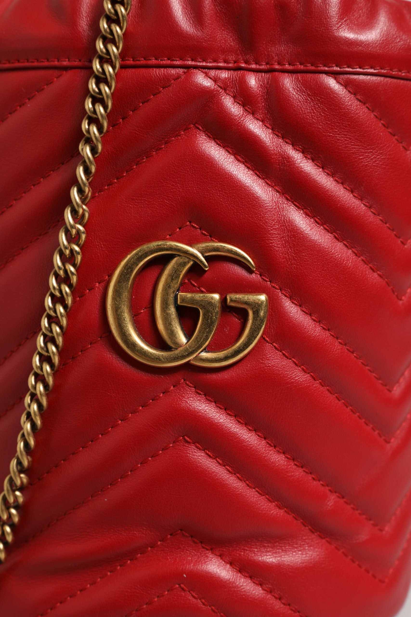 Gucci – Sac seau GG Marmont en cuir matelassé chevron