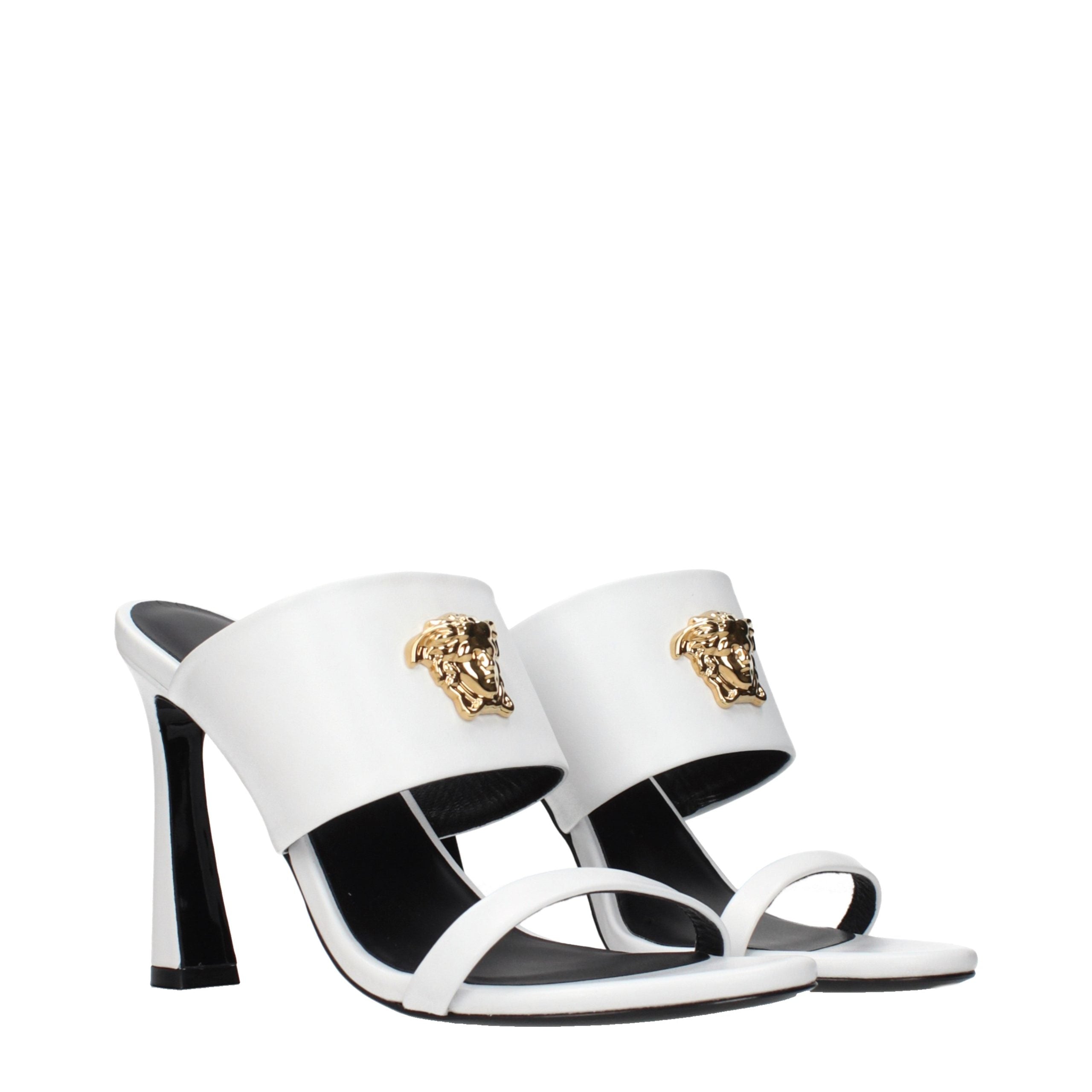 Versace – Sandales en cuir blanc avec détail frontal