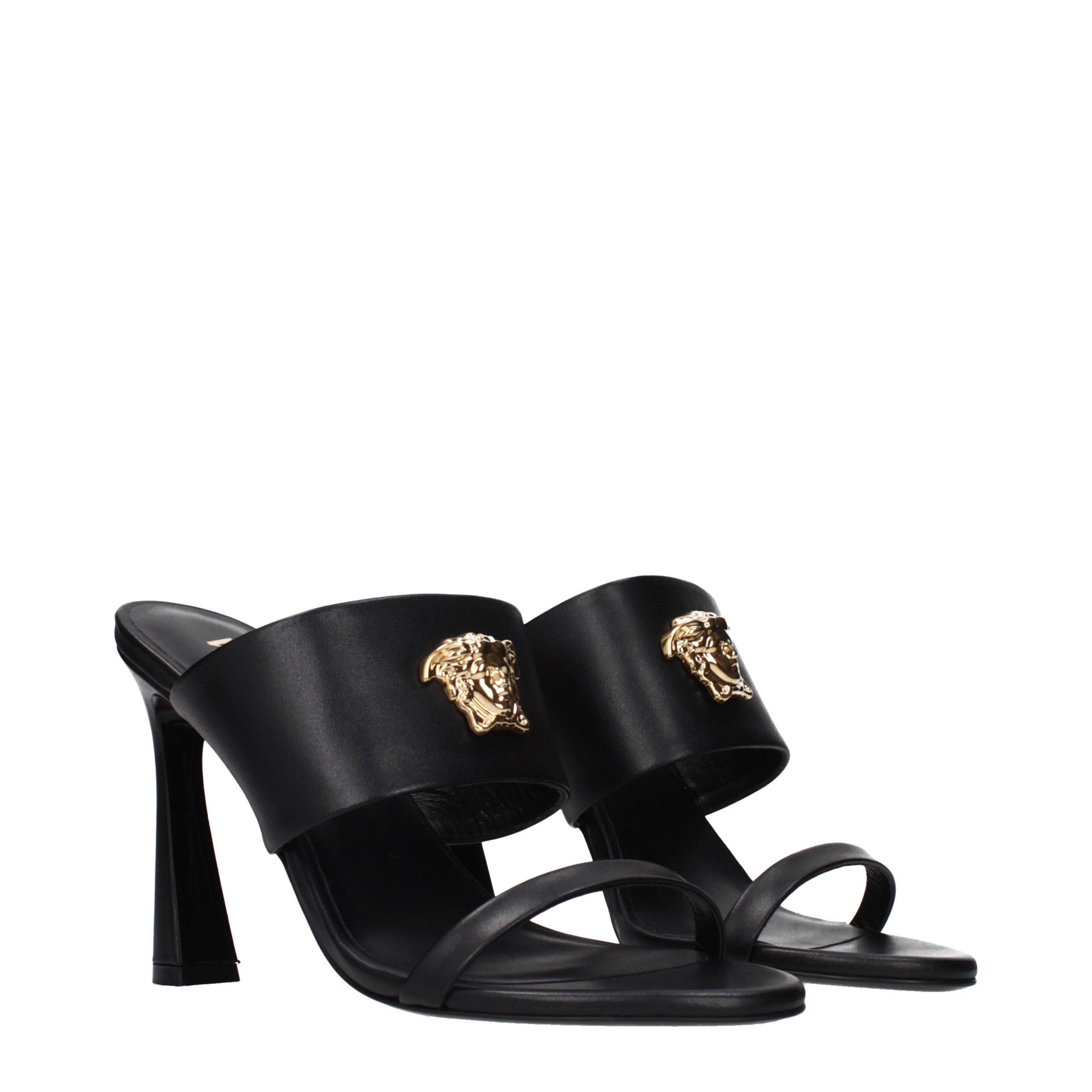 Versace – Sandales en cuir noir avec détail frontal