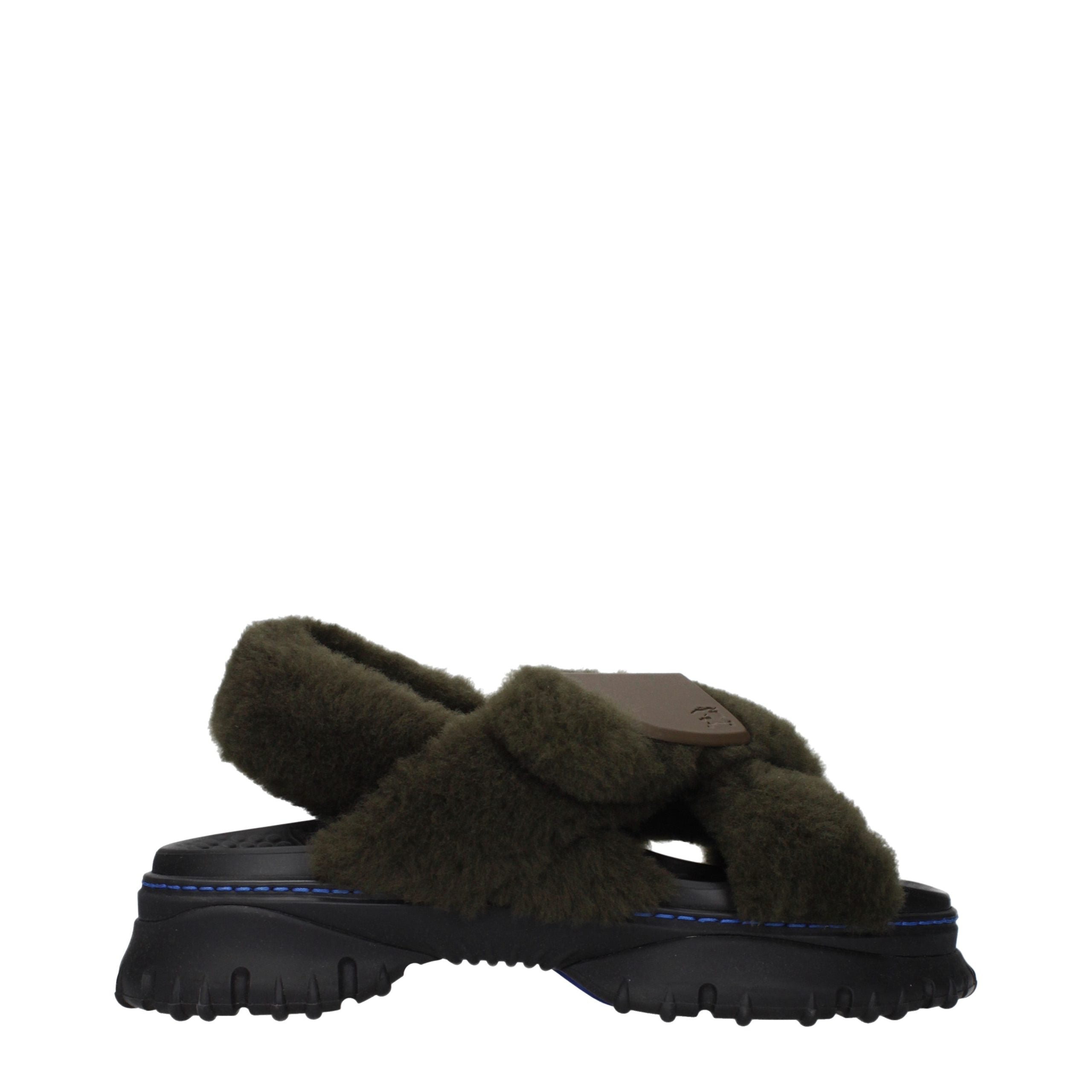 Burberry – Chaussons / clogs en fourrure verte avec logo latéral