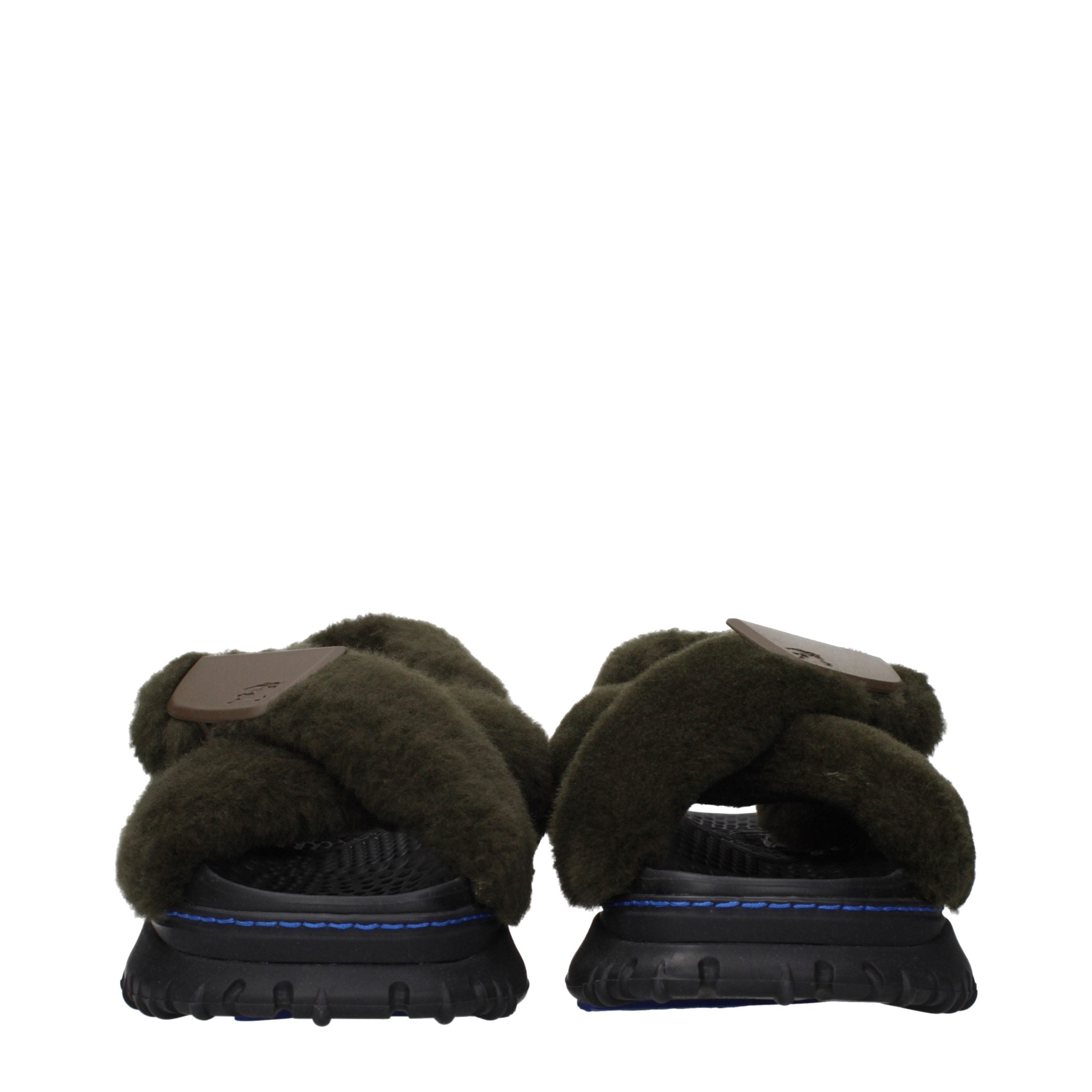 Burberry – Chaussons / clogs en fourrure verte avec logo latéral