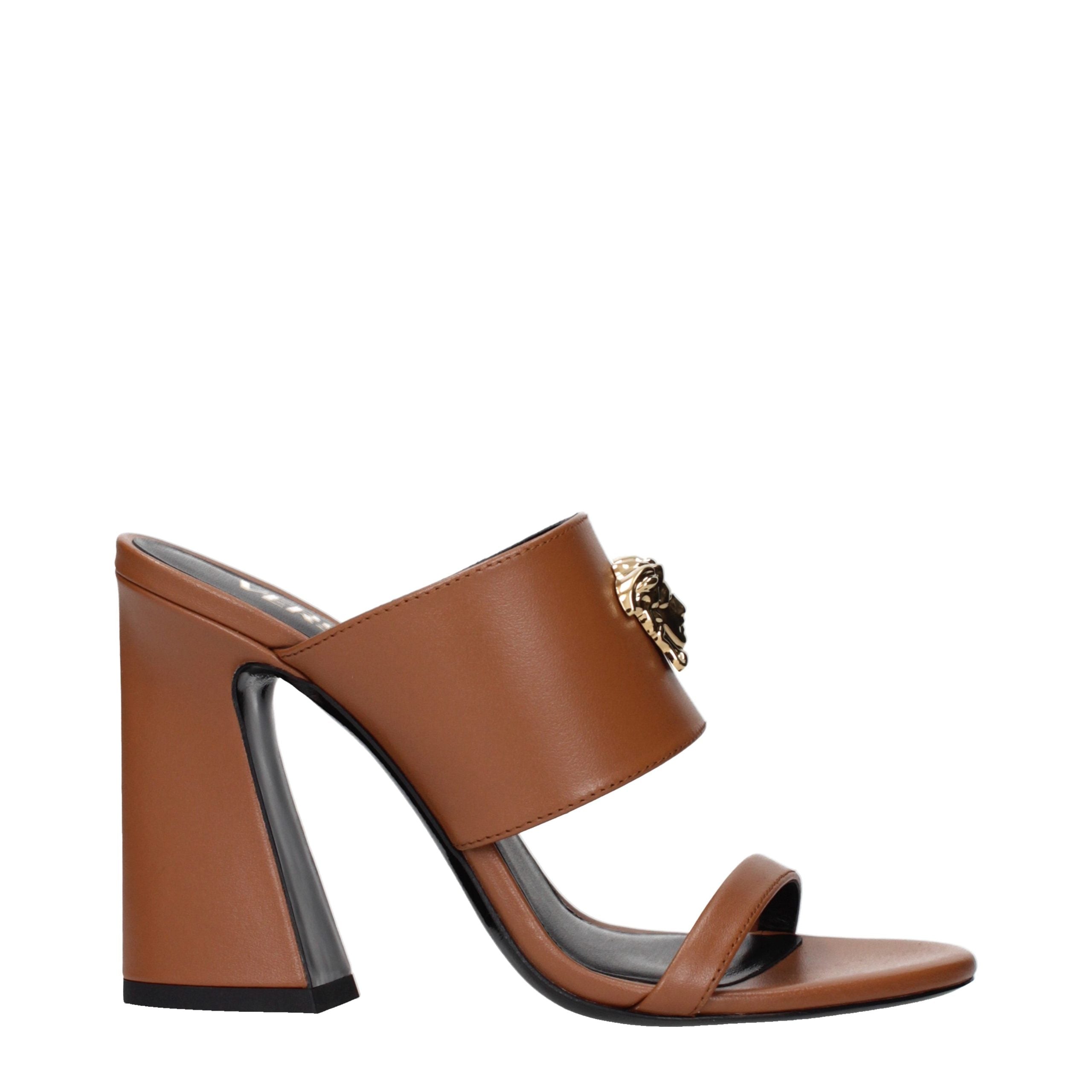 Versace – Sandales en cuir brun avec détail signature