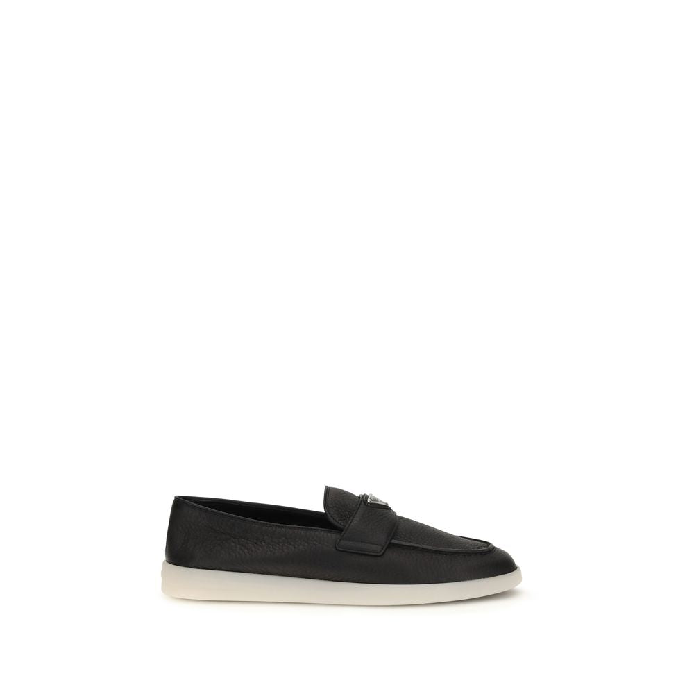 Prada – Loafers en suède avec triangle émaillé