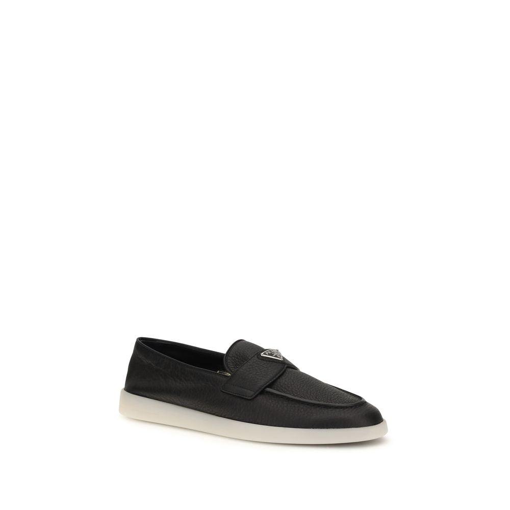 Prada – Loafers en suède avec triangle émaillé