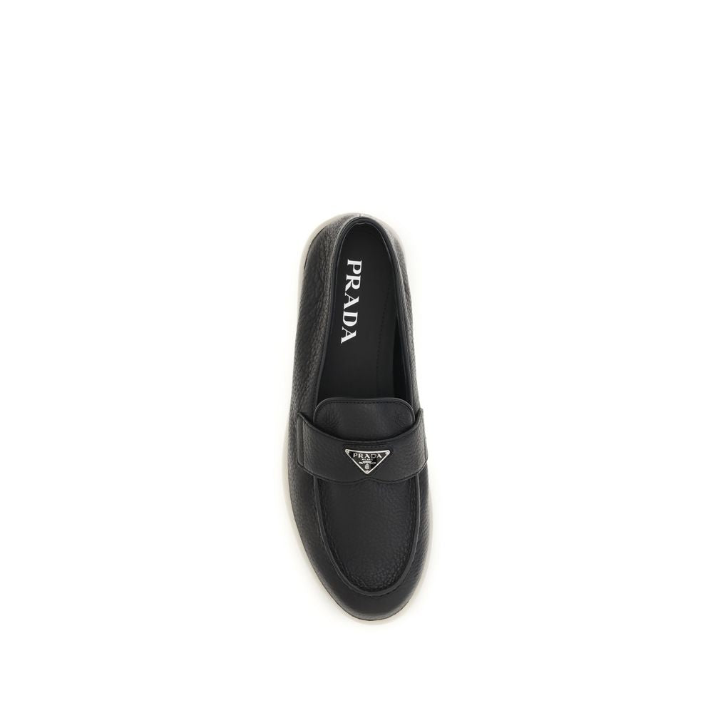 Prada – Loafers en suède avec triangle émaillé