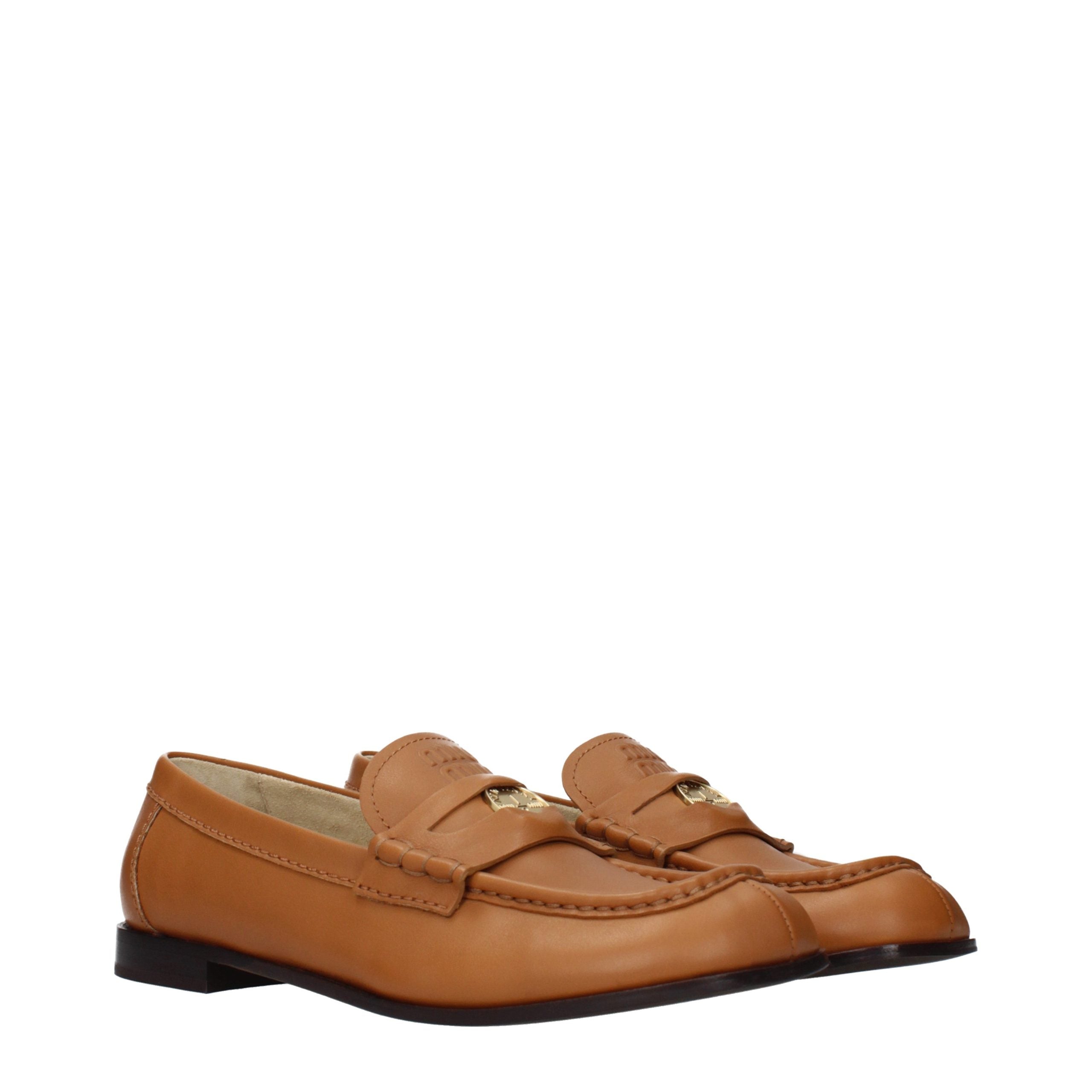 Miu Miu – Loafers en cuir marron avec logo frontal