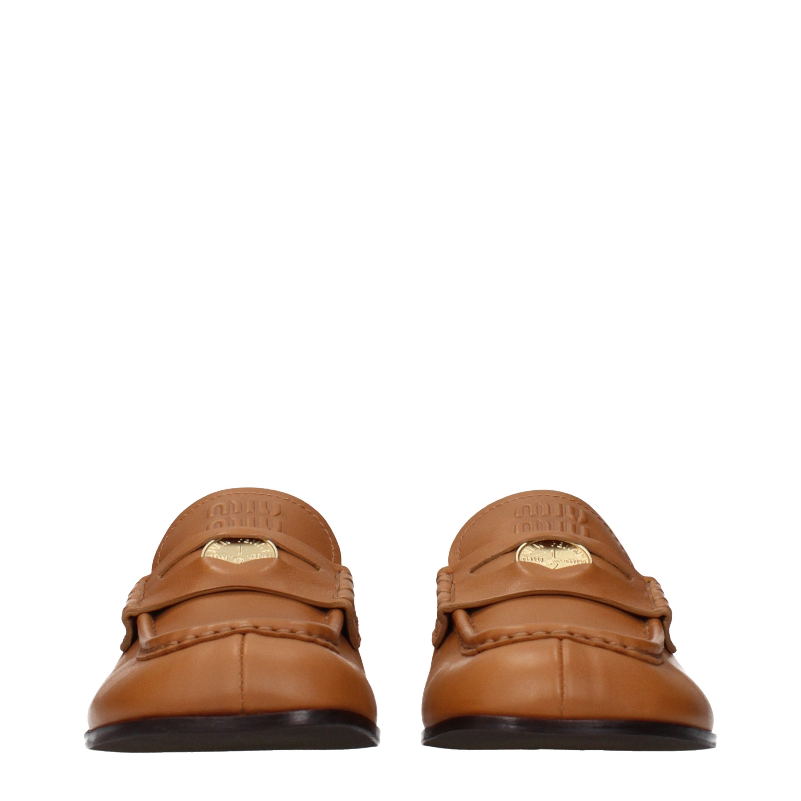 Miu Miu – Loafers en cuir marron avec logo frontal