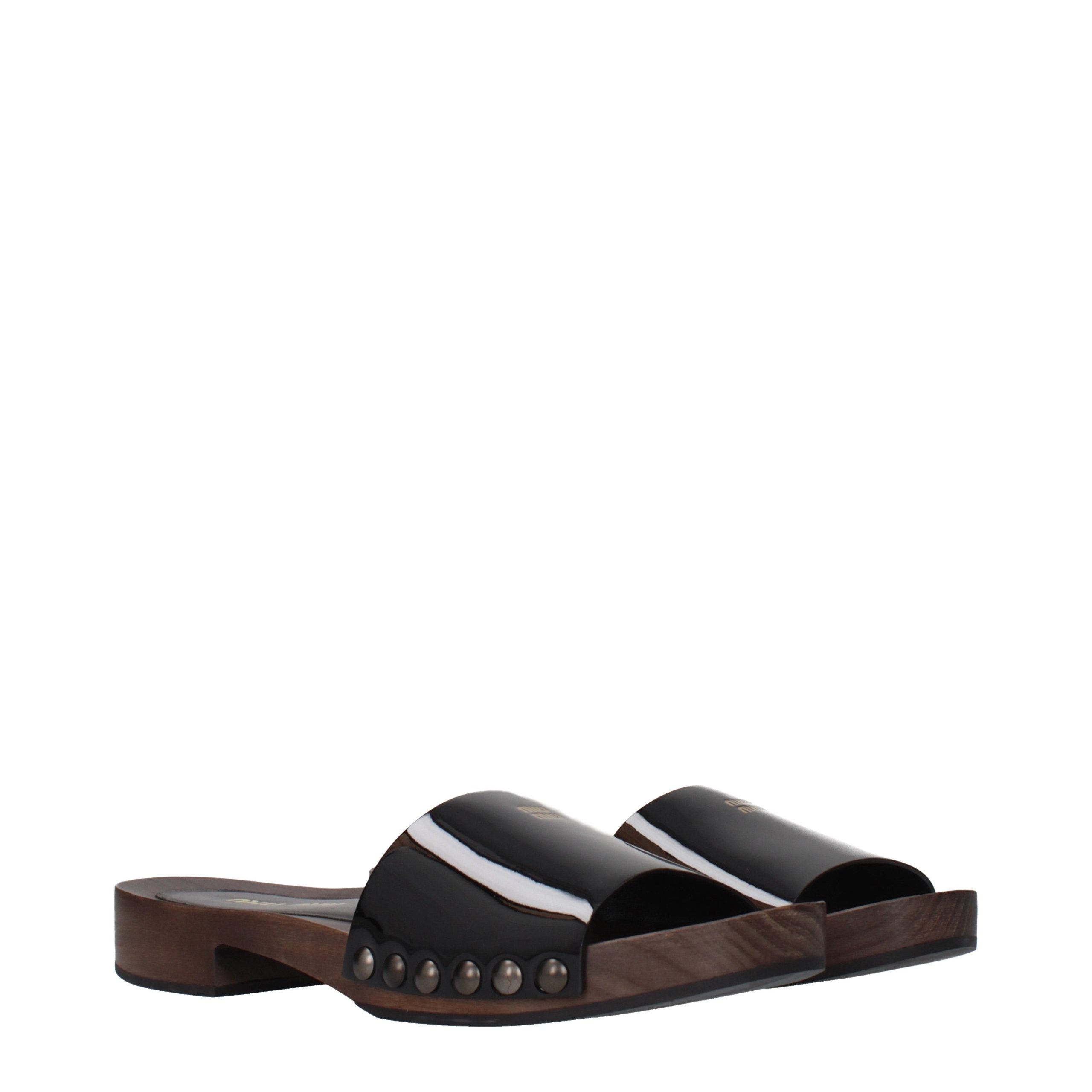 Miu Miu – Slippers en cuir verni noir avec logo frontal