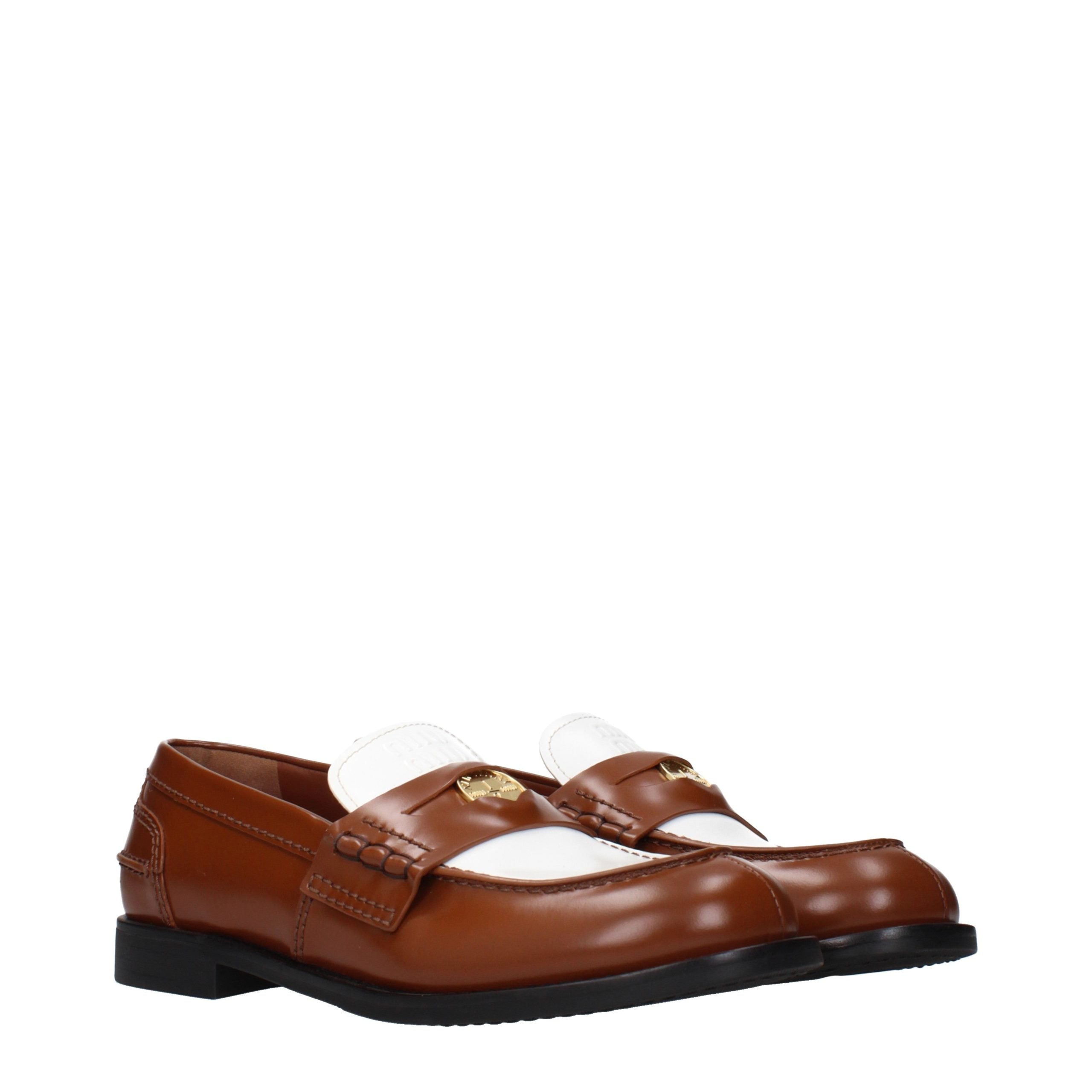 Miu Miu – Loafers en cuir marron avec logo frontal