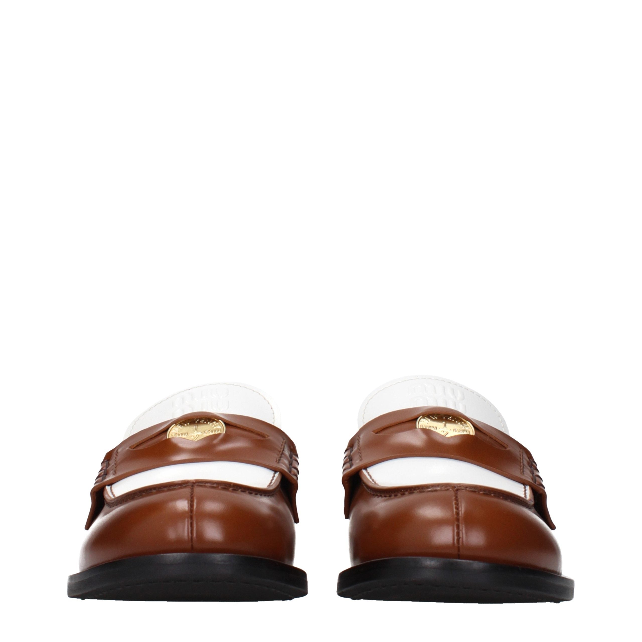 Miu Miu – Loafers en cuir marron avec logo frontal